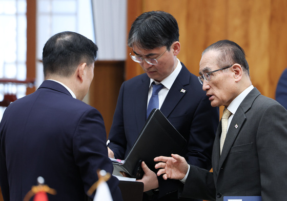 대화하는 위성락 안보실장·임웅순 제2차장