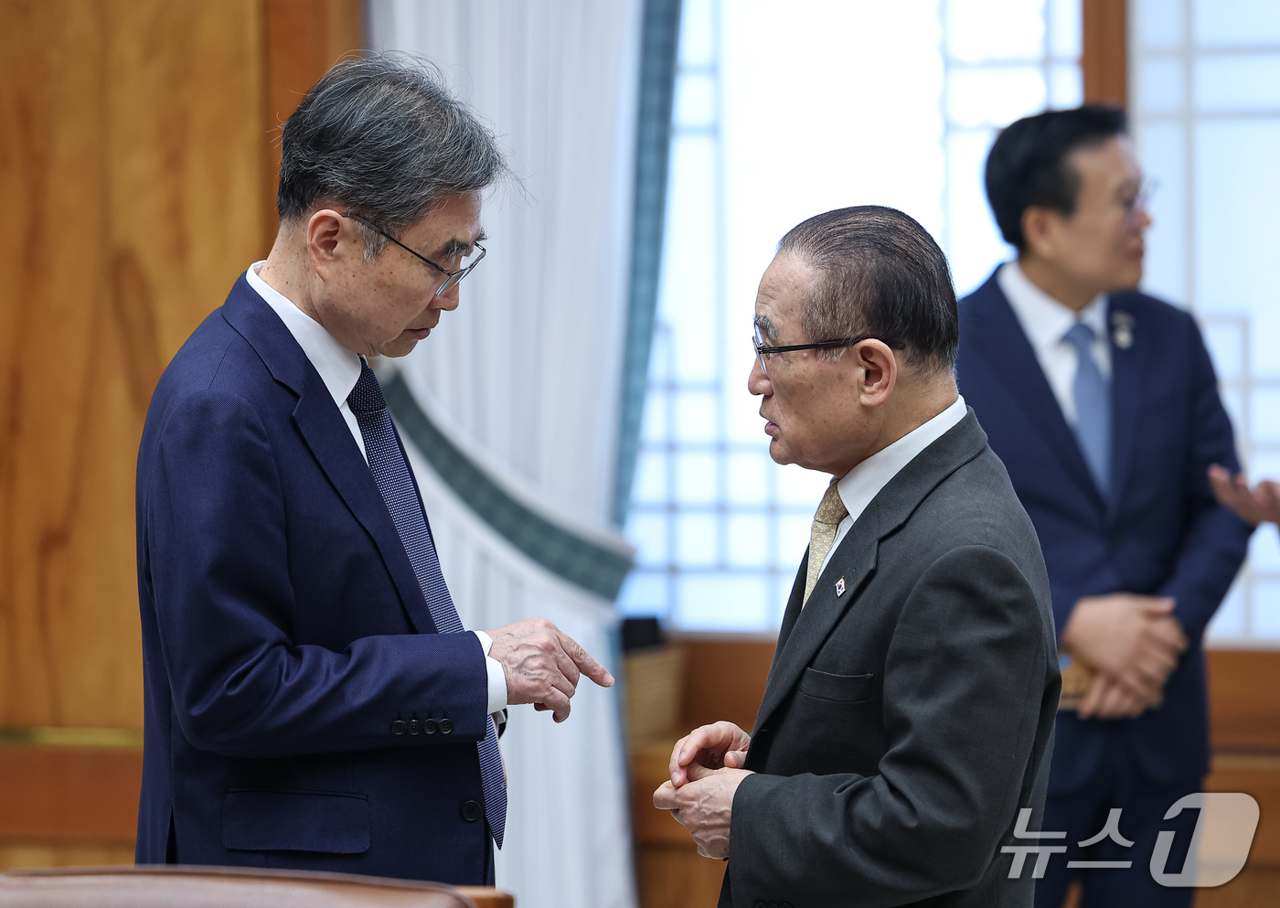 (서울=뉴스1) 이재명 기자 = 조현 외교부 장관과 위성락 국가안보실장이 16일 청와대에서 열린 이재명 대통령과 에모말리 라흐몬 타지키스탄 대통령의 정상회담에서 대화를 하고 있다. …