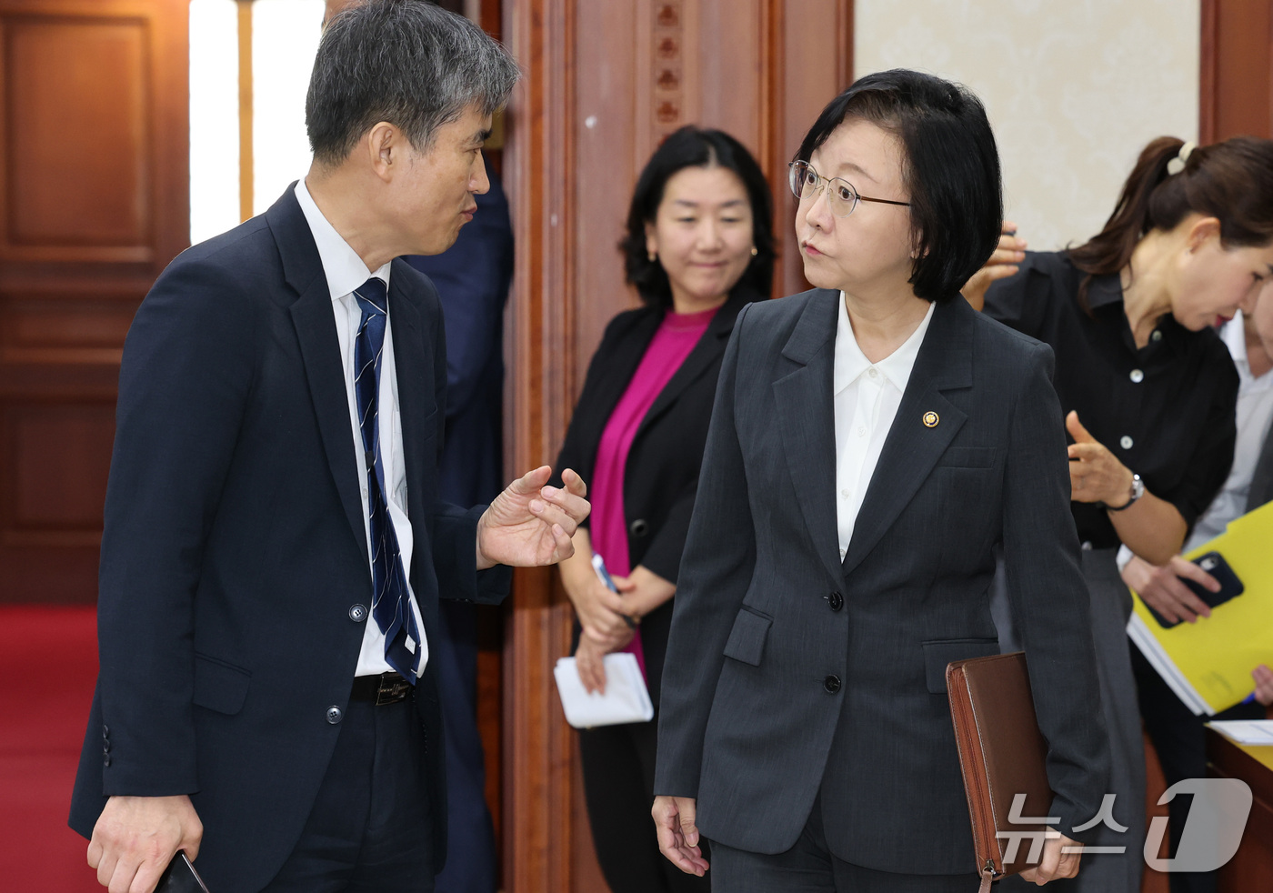 (서울=뉴스1) 이종덕 기자 = 오유경 식약처장이 16일 서울 종로구 정부서울청사에서 국가정책 조정회의에 참석하며 관계자와 이야기를 나누고 있다.  2026.9.16/뉴스1
