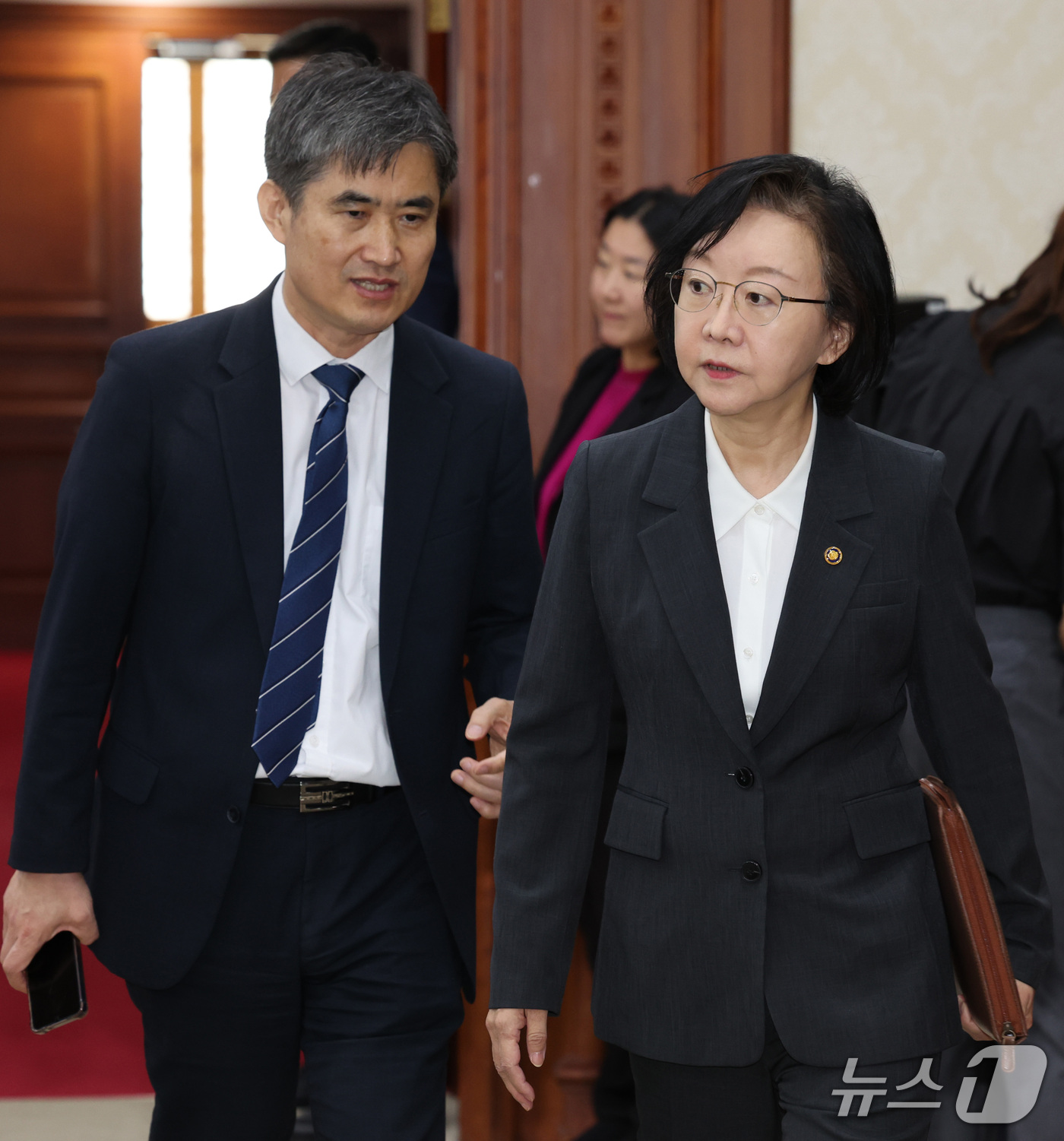 (서울=뉴스1) 이종덕 기자 = 오유경 식약처장이 16일 서울 종로구 정부서울청사에서 국가정책 조정회의에 참석하며 관계자와 이야기를 나누고 있다.  2026.9.16/뉴스1