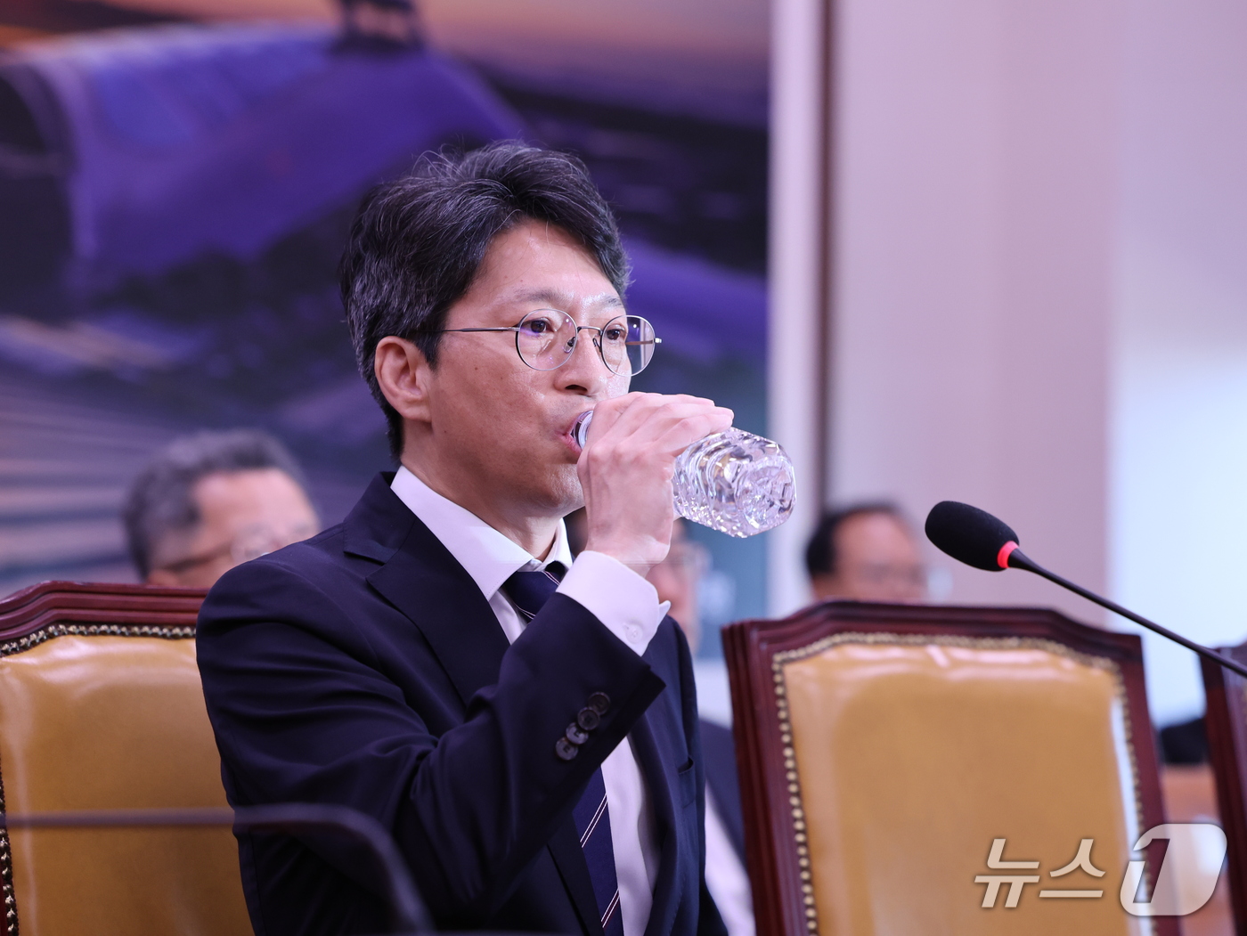 (서울=뉴스1) 박지혜 기자 = 홍지선 국토교통부 장관 후보자가 16일 서울 여의도 국회에서 열린 인사청문회에서 물을 마시고 있다. 2026.9.16/뉴스1