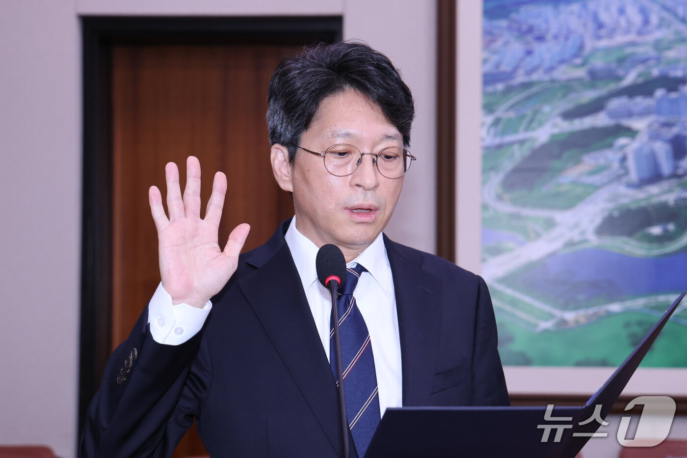 본문 이미지 - 홍지선 국토교통부 장관 후보자가 16일 서울 여의도 국회에서 열린 인사청문회에서 선서를 하고 있다. 2026.9.16 ⓒ 뉴스1 박지혜 기자