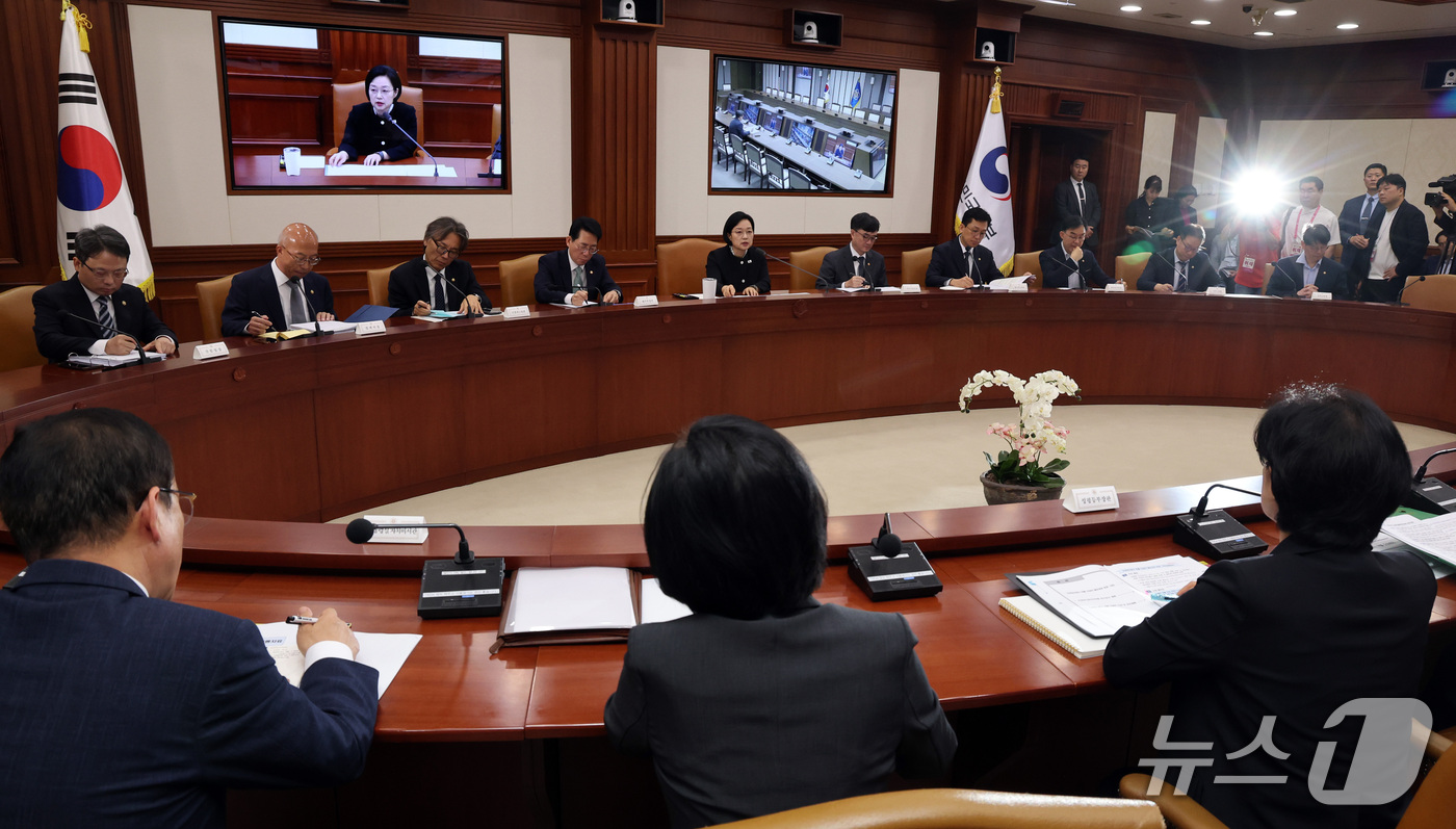 (서울=뉴스1) 이종덕 기자 = 한성숙 국무총리가 16일 서울 종로구 정부서울청사에서 국가정책 조정회의를 주재하고 있다. 2026.9.16/뉴스1