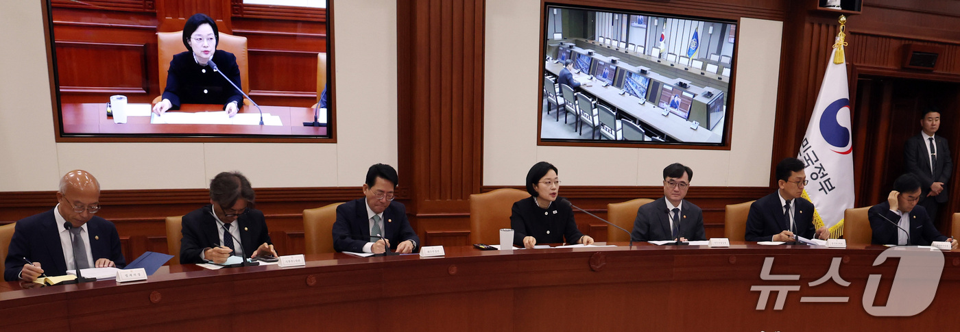 (서울=뉴스1) 이종덕 기자 = 한성숙 국무총리가 16일 서울 종로구 정부서울청사에서 국가정책 조정회의를 주재하고 있다. 2026.9.16/뉴스1