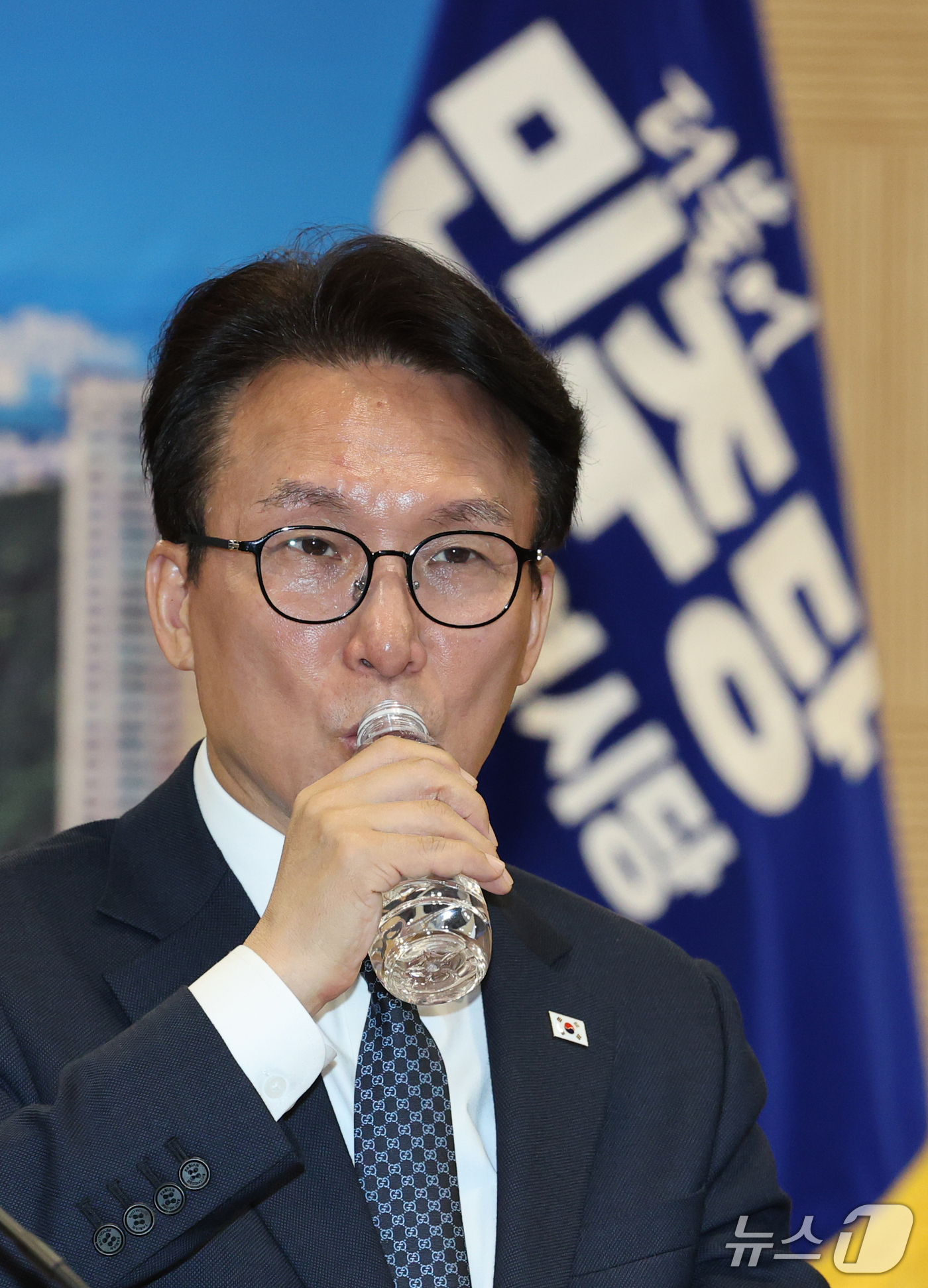 (대전=뉴스1) 김기태 기자 = 김민석 더불어민주당 대표가 16일 대전시청에서 열린 대전 최고위원회의에서 목을 축이고 있다. 2026.9.16/뉴스1