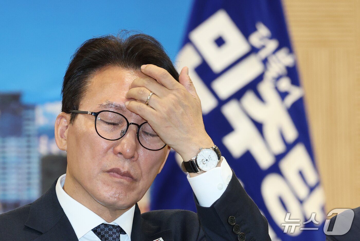 본문 이미지 - 김민석 더불어민주당 대표가 16일 대전시청에서 열린 대전 최고위원회의에서 생각에 잠겨 있다. 2026.9.16 ⓒ 뉴스1 김기태 기자