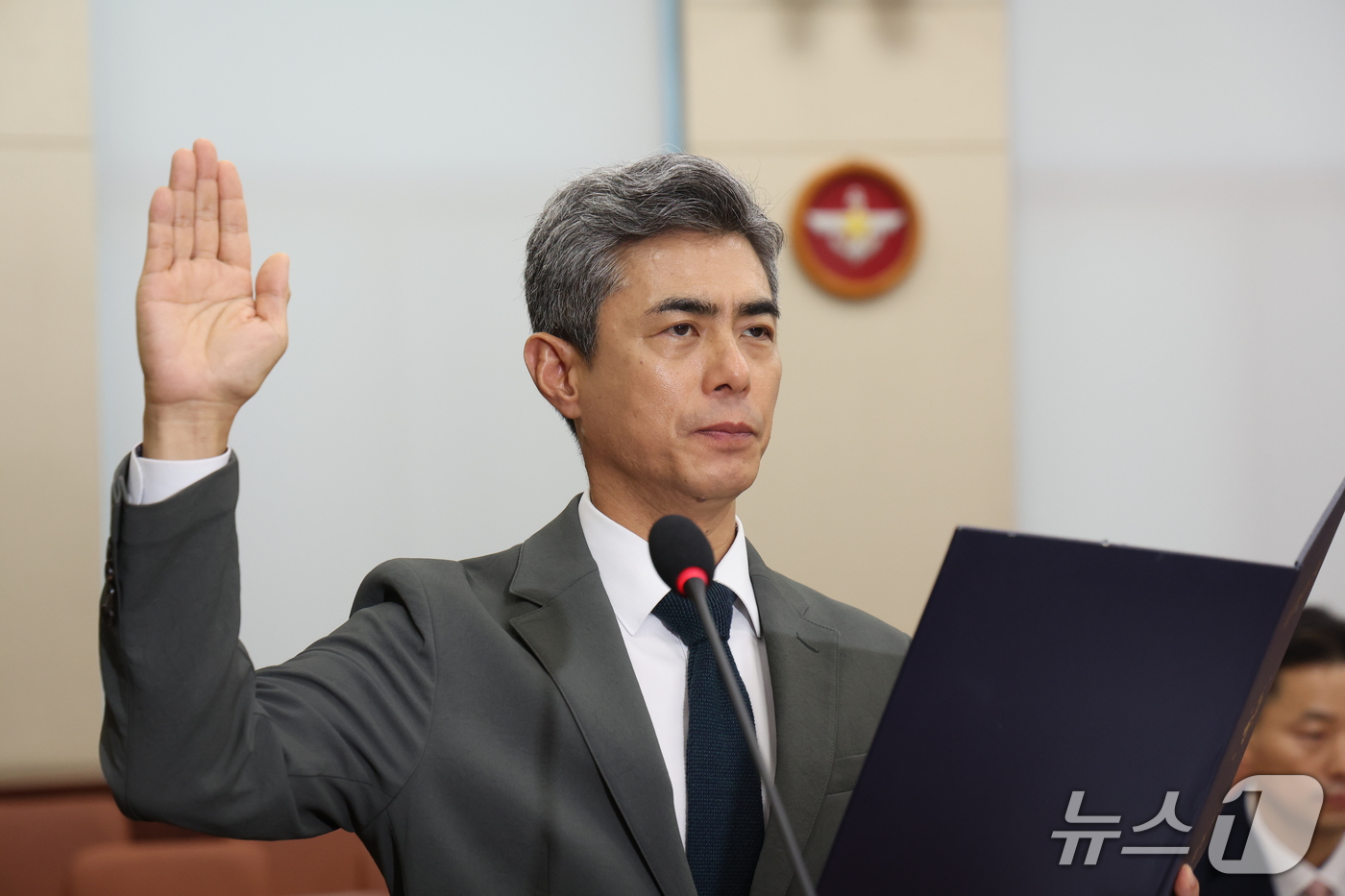 (서울=뉴스1) 황기선 기자 = 강신철 국방부 장관 후보자가 16일 오전 서울 여의도 국회 국방위원회에서 열린 인사청문회에서 선서를 하고 있다. 2026.9.16/뉴스1