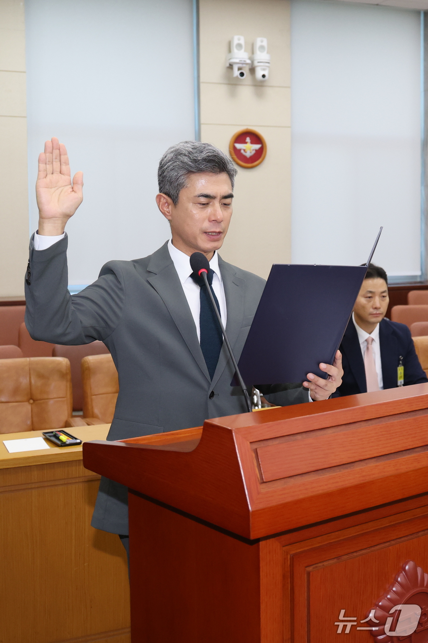 (서울=뉴스1) 황기선 기자 = 강신철 국방부 장관 후보자가 16일 오전 서울 여의도 국회 국방위원회에서 열린 인사청문회에서 선서를 하고 있다. 2026.9.16/뉴스1