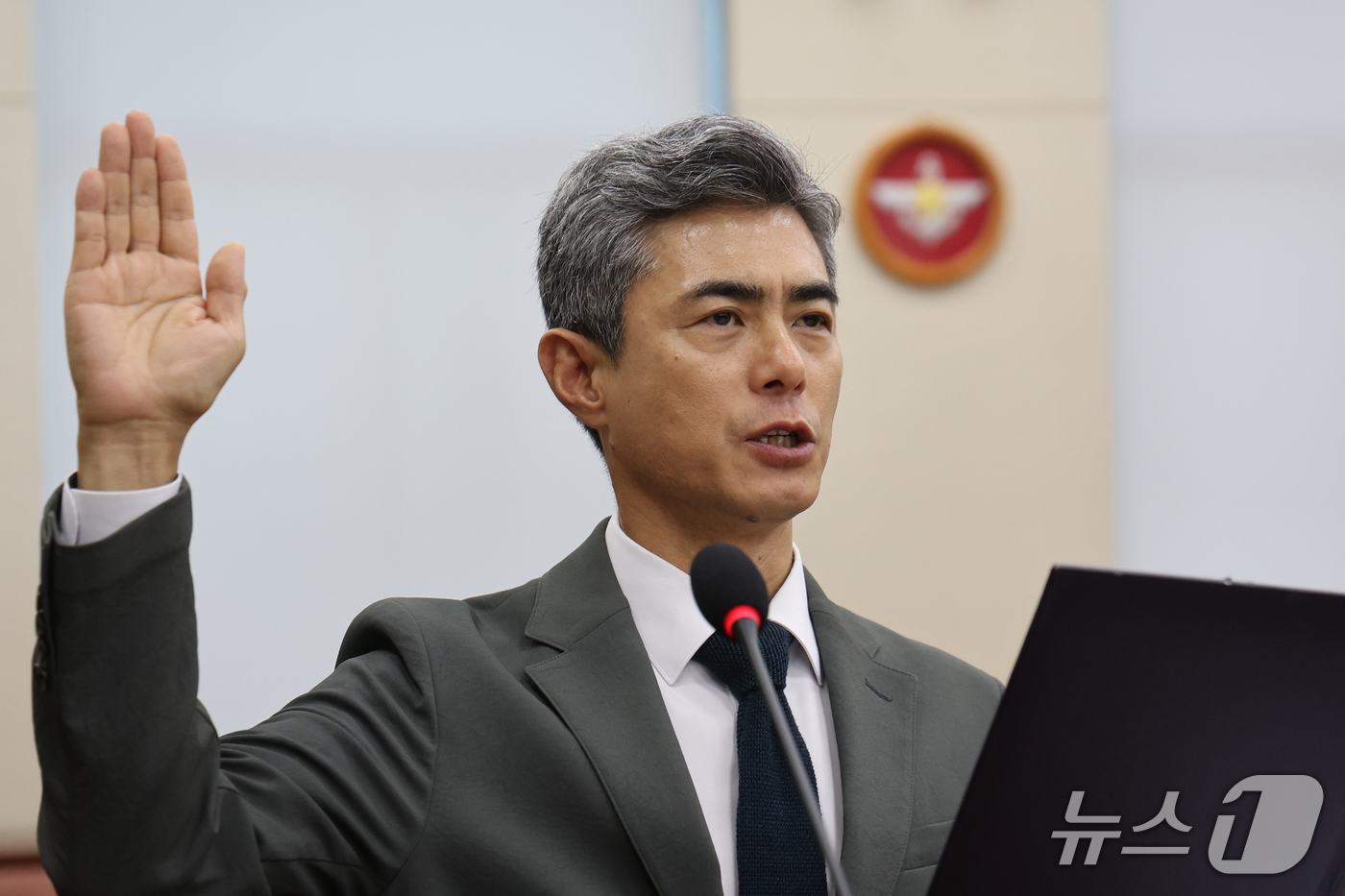 (서울=뉴스1) 황기선 기자 = 강신철 국방부 장관 후보자가 16일 오전 서울 여의도 국회 국방위원회에서 열린 인사청문회에서 선서를 하고 있다. 2026.9.16/뉴스1