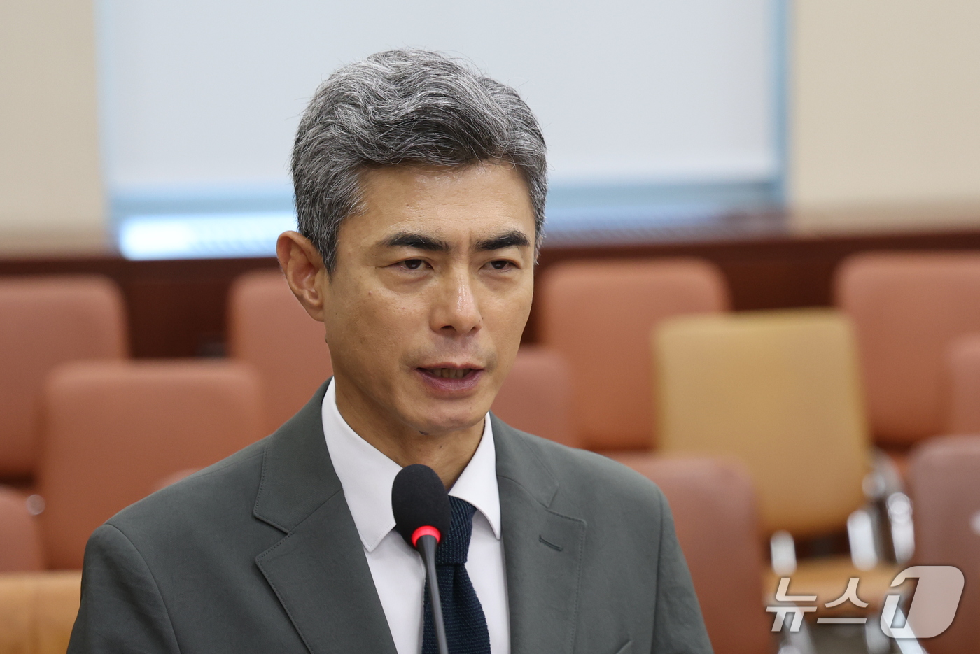 (서울=뉴스1) 황기선 기자 = 강신철 국방부 장관 후보자가 16일 오전 서울 여의도 국회 국방위원회에서 열린 인사청문회에서 인사말을 하고 있다. 2026.9.16/뉴스1