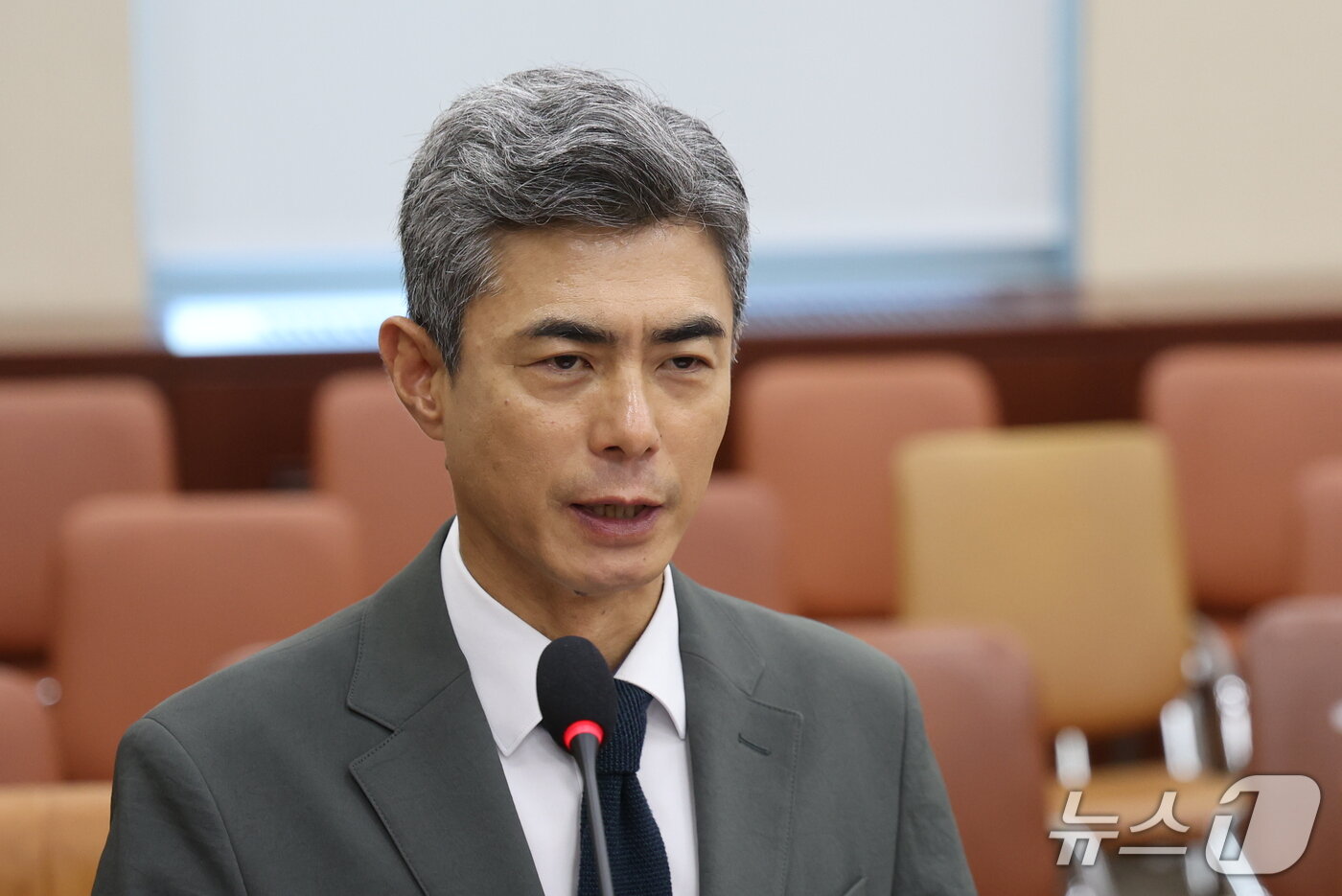 본문 이미지 - 강신철 국방부 장관 후보자가 16일 오전 서울 여의도 국회 국방위원회에서 열린 인사청문회에서 인사말을 하고 있다. 2026.9.16 ⓒ 뉴스1 황기선 기자