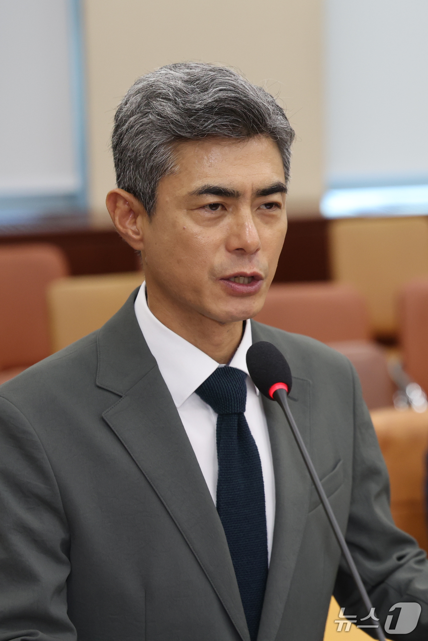 (서울=뉴스1) 황기선 기자 = 강신철 국방부 장관 후보자가 16일 오전 서울 여의도 국회 국방위원회에서 열린 인사청문회에서 인사말을 하고 있다. 2026.9.16/뉴스1