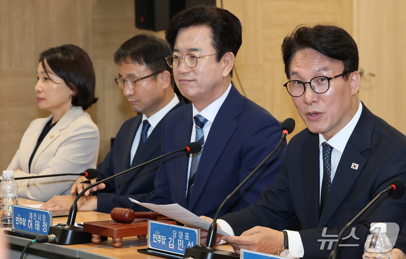 (대전=뉴스1) 김기태 기자 = 김민석 더불어민주당 대표가 16일 대전시청에서 열린 대전 최고위원회의에서 모두발언을 하고 있다. 2026.9.16/뉴스1