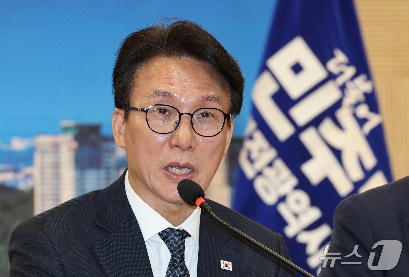 (대전=뉴스1) 김기태 기자 = 김민석 더불어민주당 대표가 16일 대전시청에서 열린 대전 최고위원회의에서 모두발언을 하고 있다. 2026.9.16/뉴스1