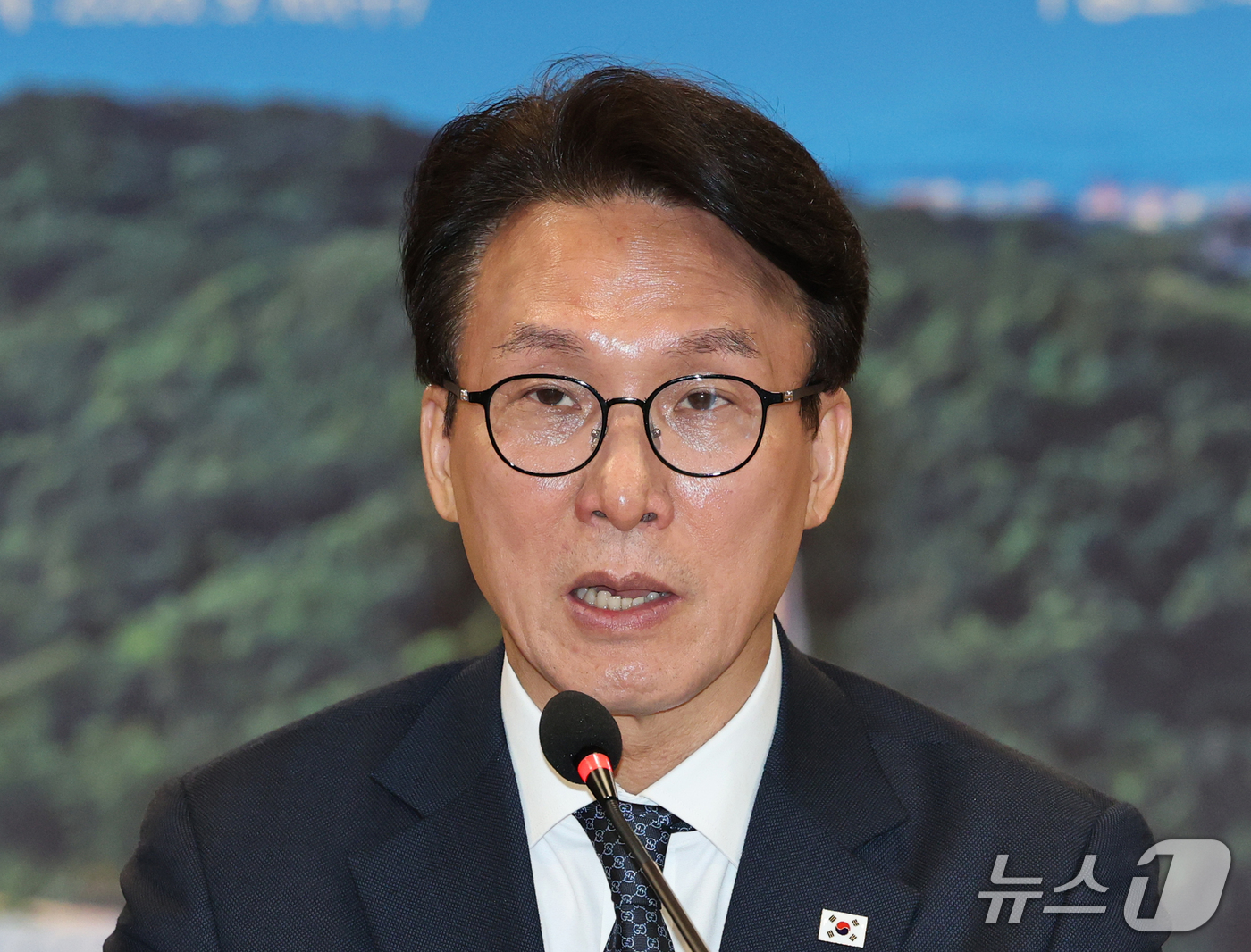 (대전=뉴스1) 김기태 기자 = 김민석 더불어민주당 대표가 16일 대전시청에서 열린 대전 최고위원회의에서 모두발언을 하고 있다. 2026.9.16/뉴스1