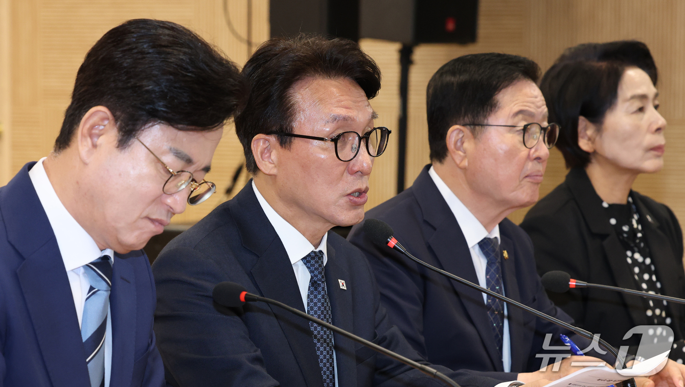 (대전=뉴스1) 김기태 기자 = 김민석 더불어민주당 대표가 16일 대전시청에서 열린 대전 최고위원회의에서 모두발언을 하고 있다. 2026.9.16/뉴스1