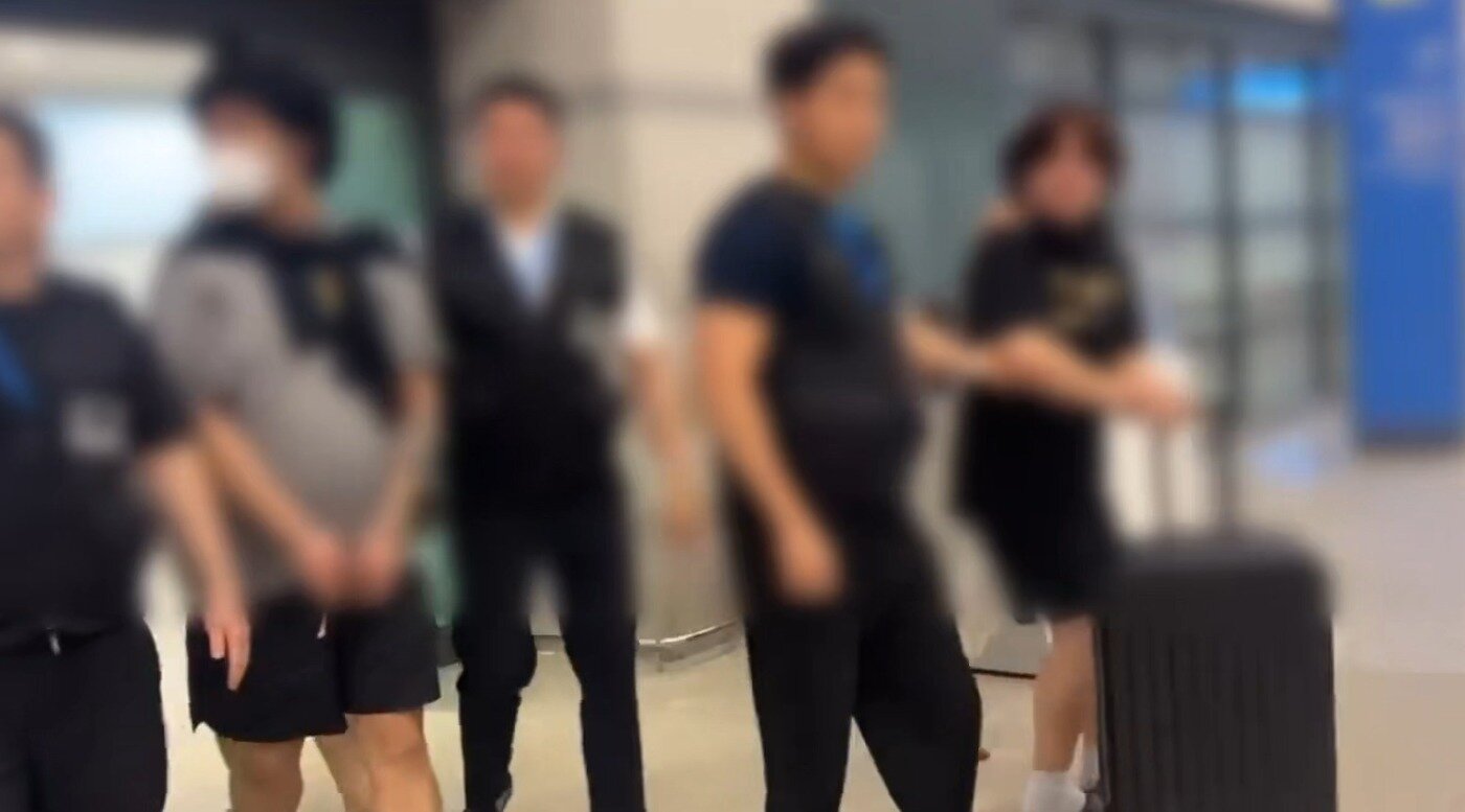본문 이미지 - 조직원들이 검거 이후 인천국제공항으로 송환되는 모습. (서울경찰청 피싱사기수사2계 제공. 재판매 및 DB 금지)