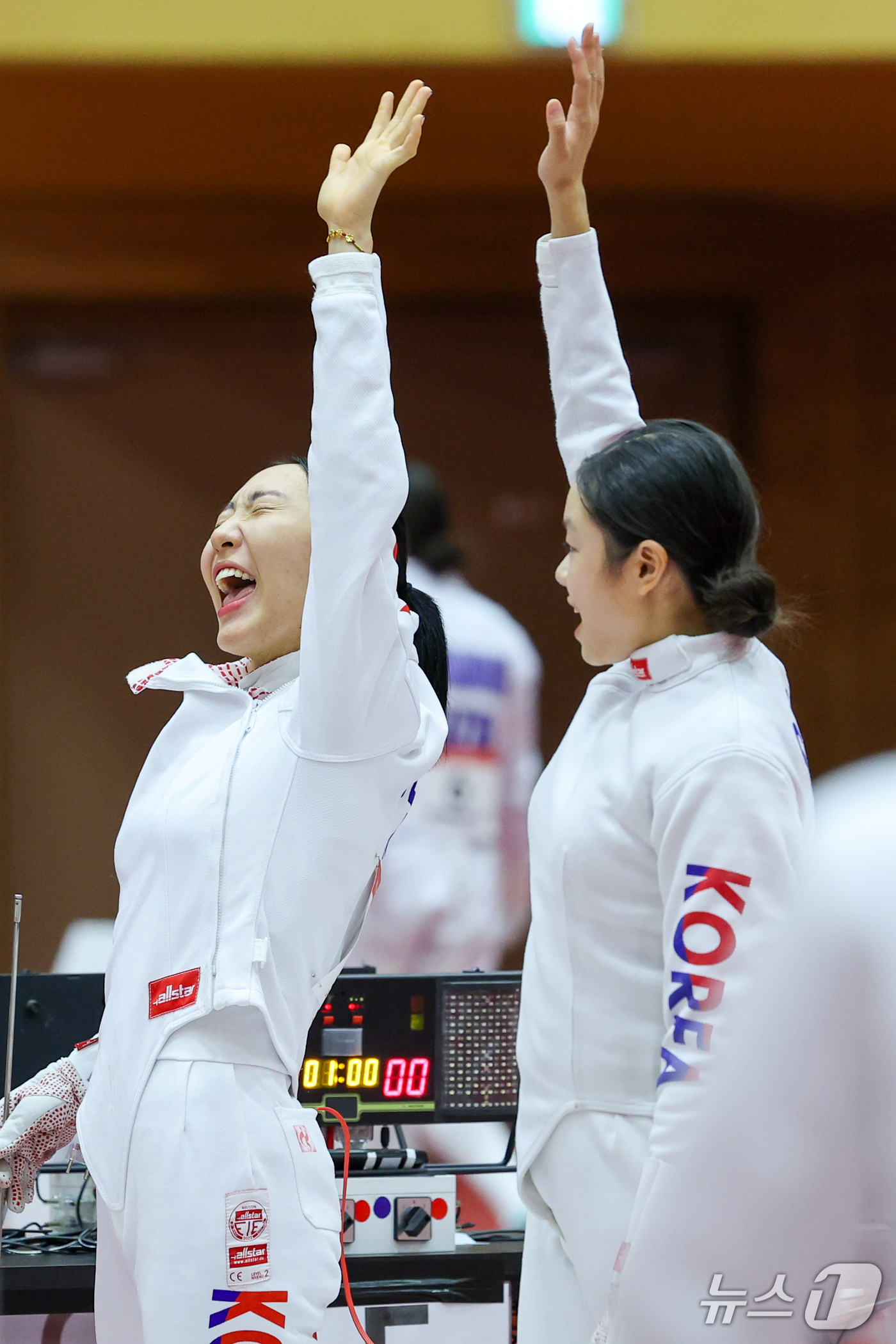 (안조=뉴스1) 안은나 기자 = 대한민국 성승민, 신수민이 16일 일본 안조 스포츠 파크에서 열린 근대5종 펜싱 시딩라운드에서 파이팅을 외치고 있다. 2026.9.16/뉴스1