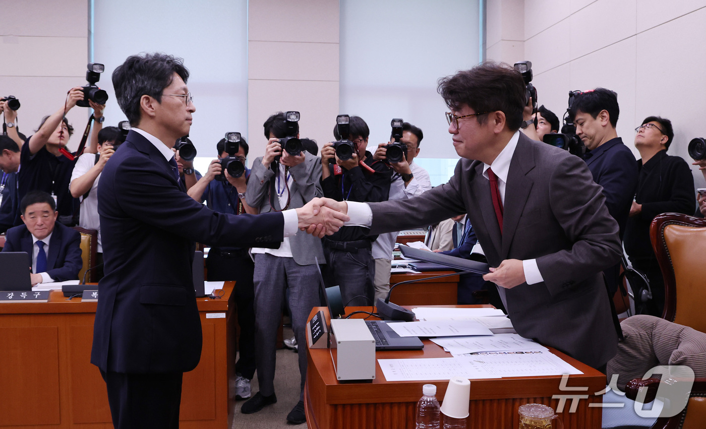 (서울=뉴스1) 박지혜 기자 = 홍지선 국토교통부 장관 후보자가 16일 서울 여의도 국회에서 열린 인사청문회에서 국토교통위원장인 국민의힘 유의동 의원에게 선서문 제출한 뒤 악수를 …