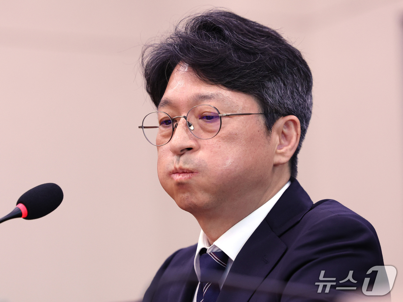 (서울=뉴스1) 박지혜 기자 = 홍지선 국토교통부 장관 후보자가 16일 서울 여의도 국회에서 열린 인사청문회에서 생각에 잠겨 있다. 2026.9.16/뉴스1