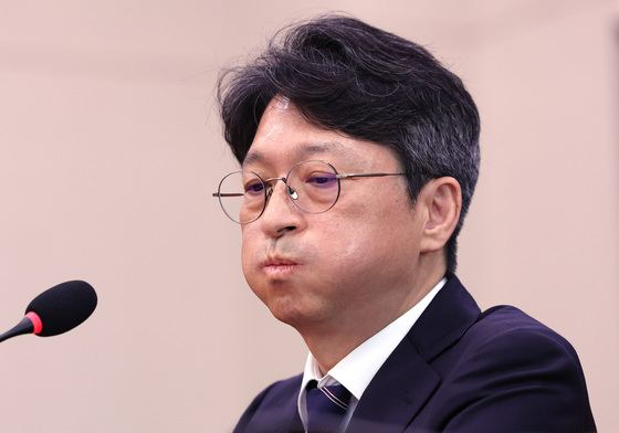 긴장한 모습의 홍지선 국토부 장관 후보자