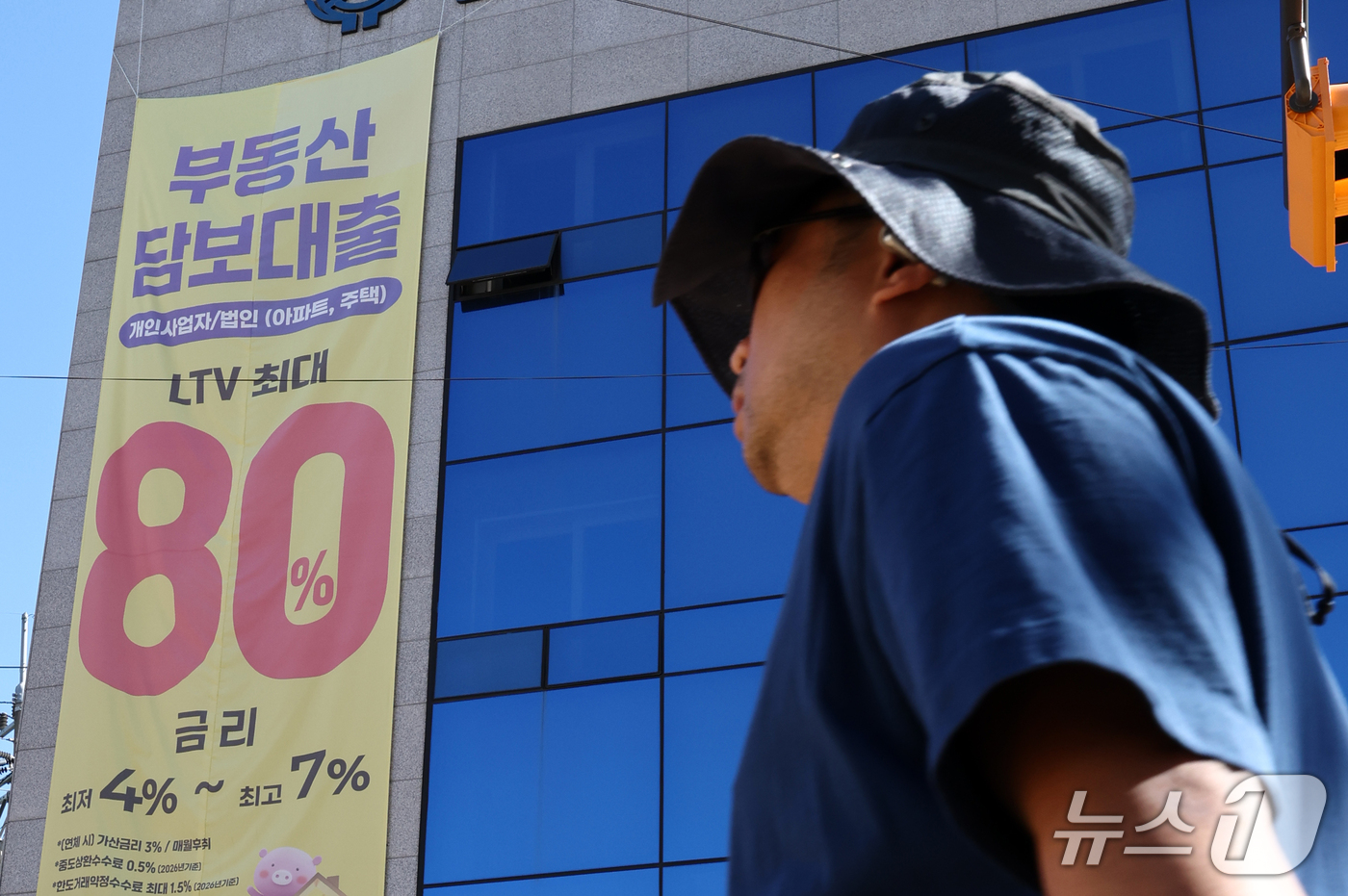 (서울=뉴스1) 최지환 기자 = 16일 한국은행과 국제결제은행(BIS) 통계에 따르면, 올해 2분기 말 기준 GDP 대비 가계부채 비율은 81.3% 안팎으로, 2016년 2분기(8 …