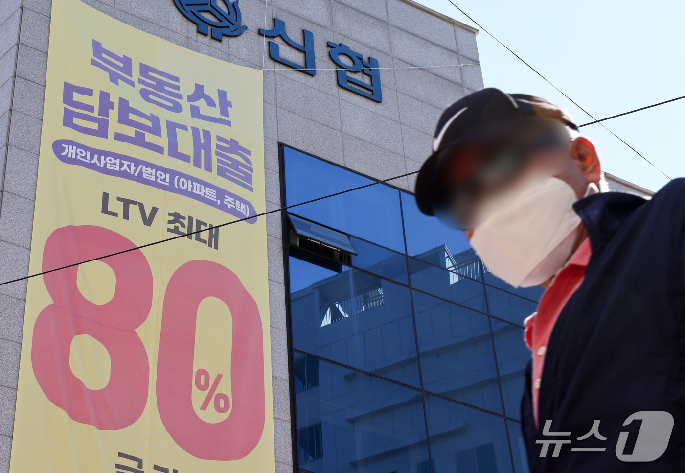 (서울=뉴스1) 최지환 기자 = 16일 한국은행과 국제결제은행(BIS) 통계에 따르면, 올해 2분기 말 기준 GDP 대비 가계부채 비율은 81.3% 안팎으로, 2016년 2분기(8 …