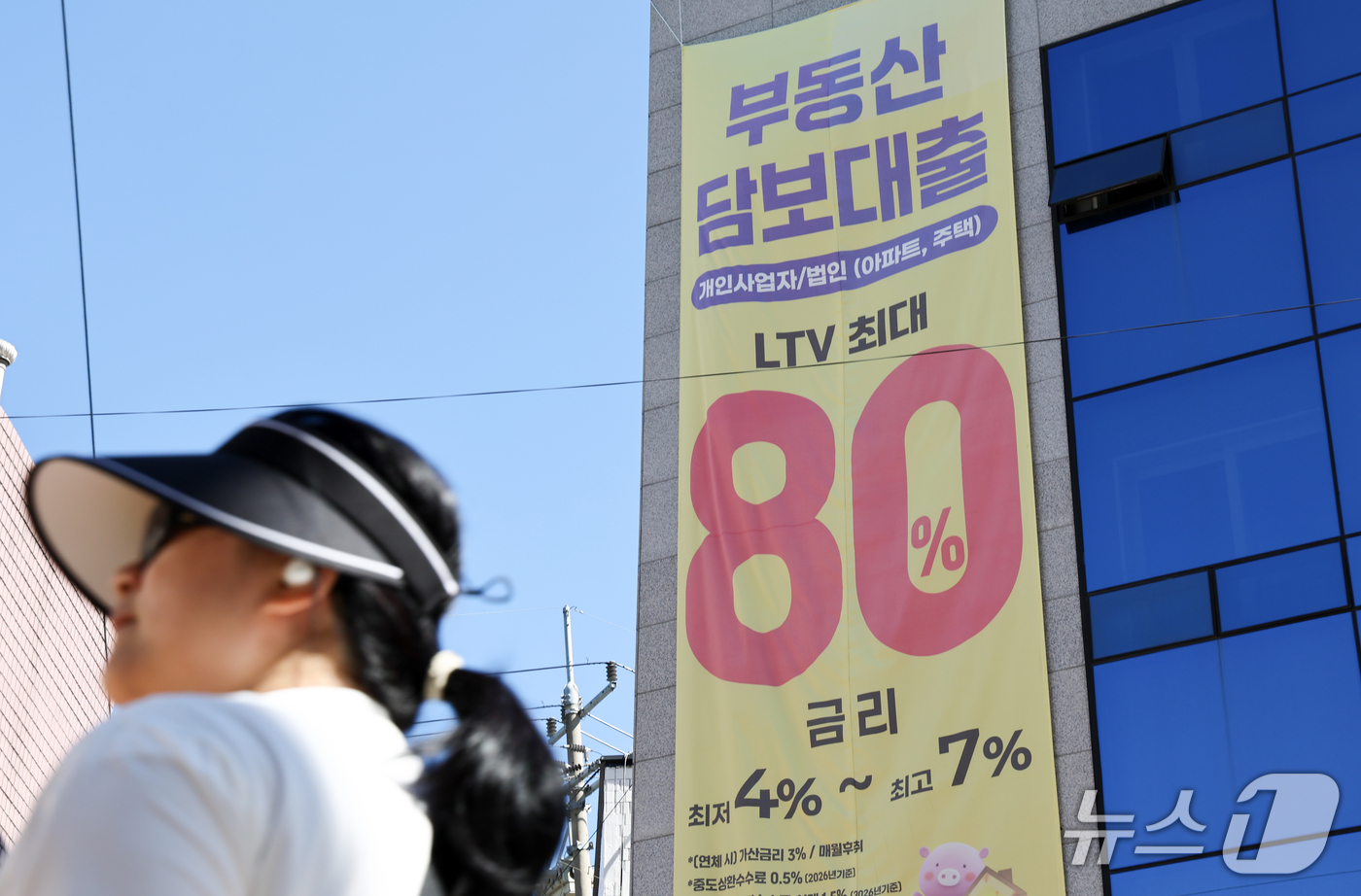 (서울=뉴스1) 최지환 기자 = 16일 한국은행과 국제결제은행(BIS) 통계에 따르면, 올해 2분기 말 기준 GDP 대비 가계부채 비율은 81.3% 안팎으로, 2016년 2분기(8 …
