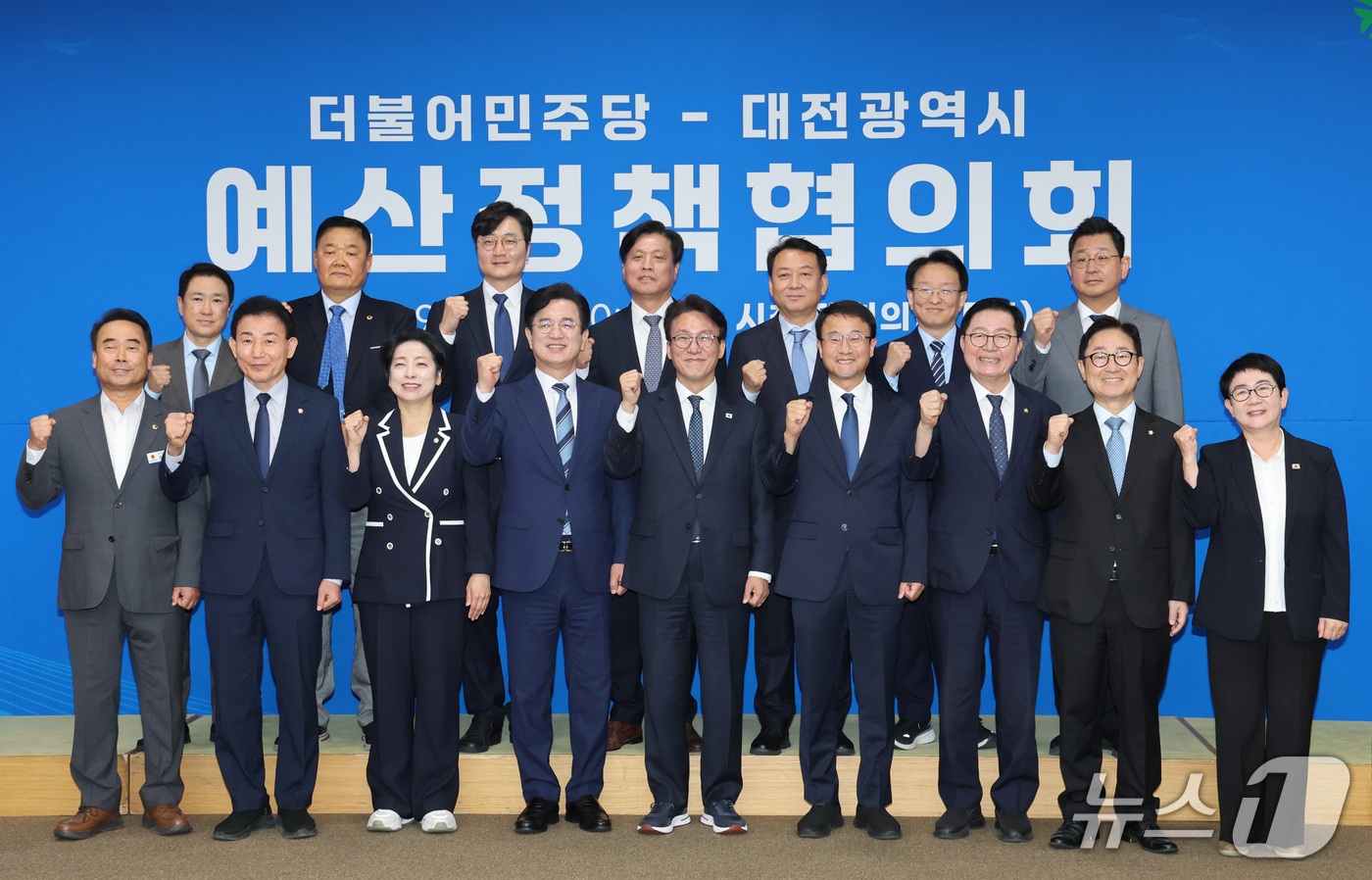 (대전=뉴스1) 김기태 기자 = 김민석 더불어민주당 대표가 16일 대전시청에서 열린 민주당-대전시 예산정책협의회에서 허태정 대전시장, 조성칠 대전시의장, 지역 국회의원 등 참석자들 …