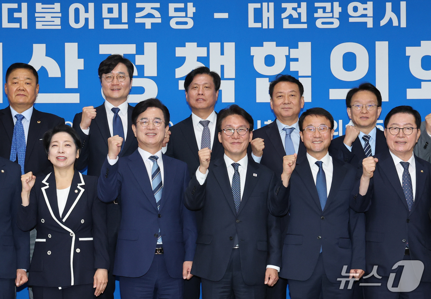 (대전=뉴스1) 김기태 기자 = 김민석 더불어민주당 대표가 16일 대전시청에서 열린 민주당-대전시 예산정책협의회에서 허태정 대전시장, 조성칠 대전시의장, 지역 국회의원 등 참석자들 …