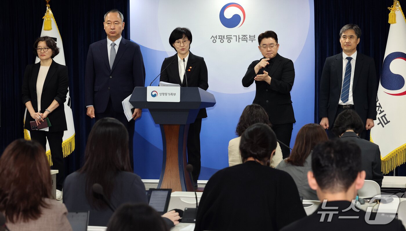 본문 이미지 - 원민경 성평등가족부 장관이 16일 서울 종로구 정부서울청사에서 임신중지 약물 도입 방안을 발표하고 있다. 2026.9.16 ⓒ 뉴스1 이종덕 기자