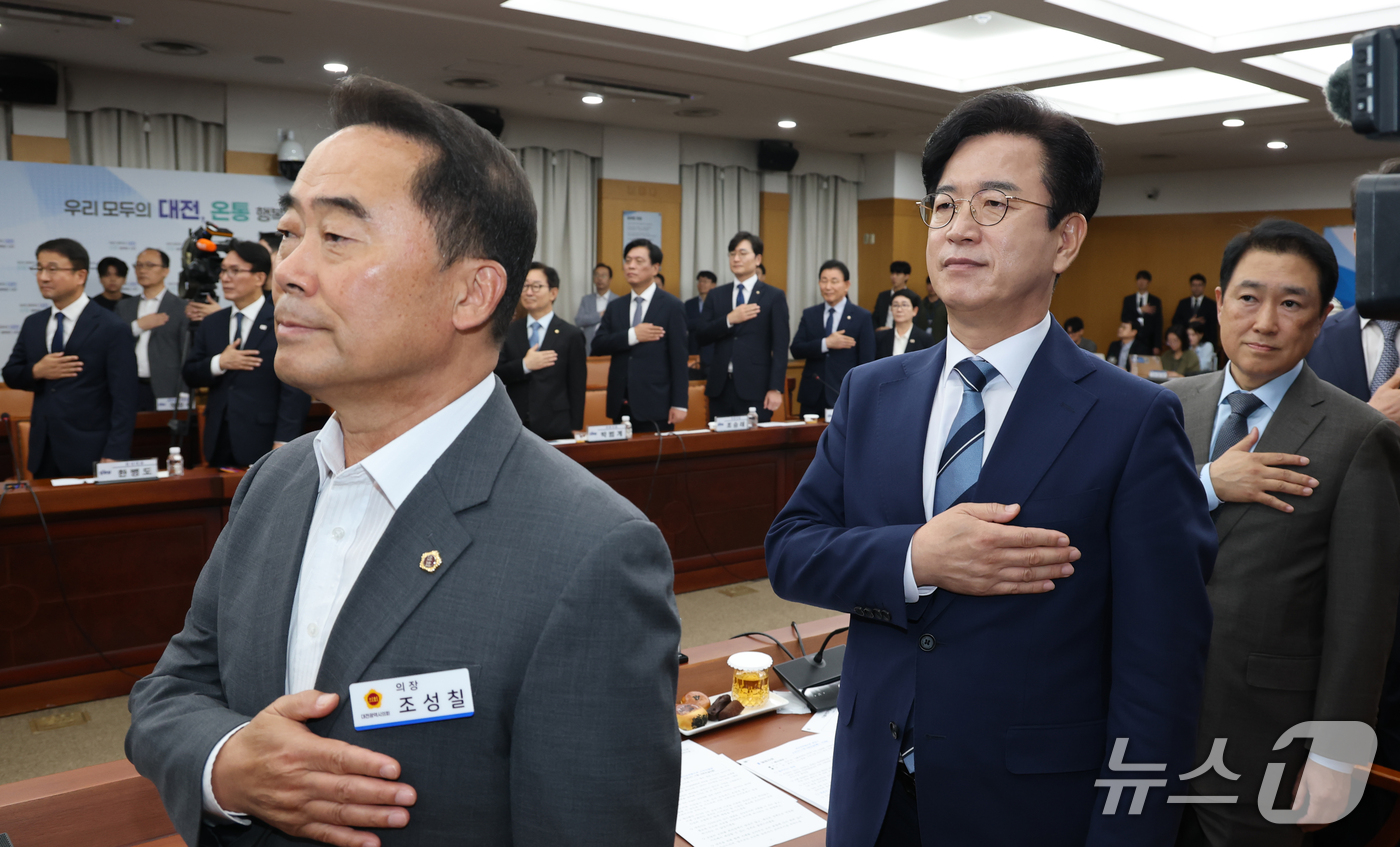 (대전=뉴스1) 김기태 기자 = 허태정 대전시장과 조성칠 대전시의장이 16일 대전시청에서 열린 민주당-대전시 예산정책협의회에서 국기에 대한 경례를 하고 있다. 2026.9.16/뉴 …
