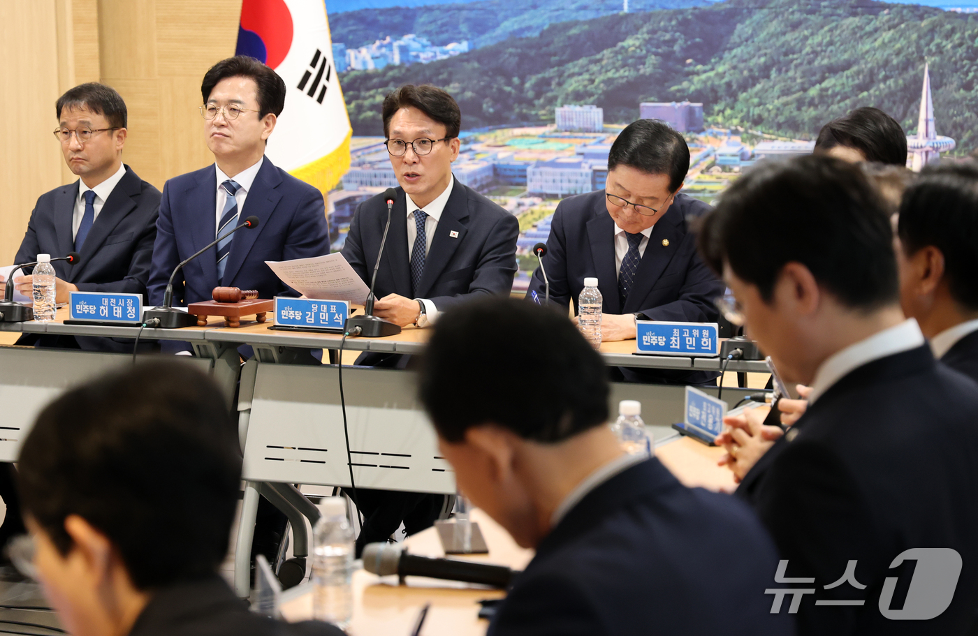 (대전=뉴스1) 김기태 기자 = 김민석 더불어민주당 대표가 16일 대전시청에서 열린 대전 최고위원회의에서 모두발언을 하고 있다. 2026.9.16/뉴스1