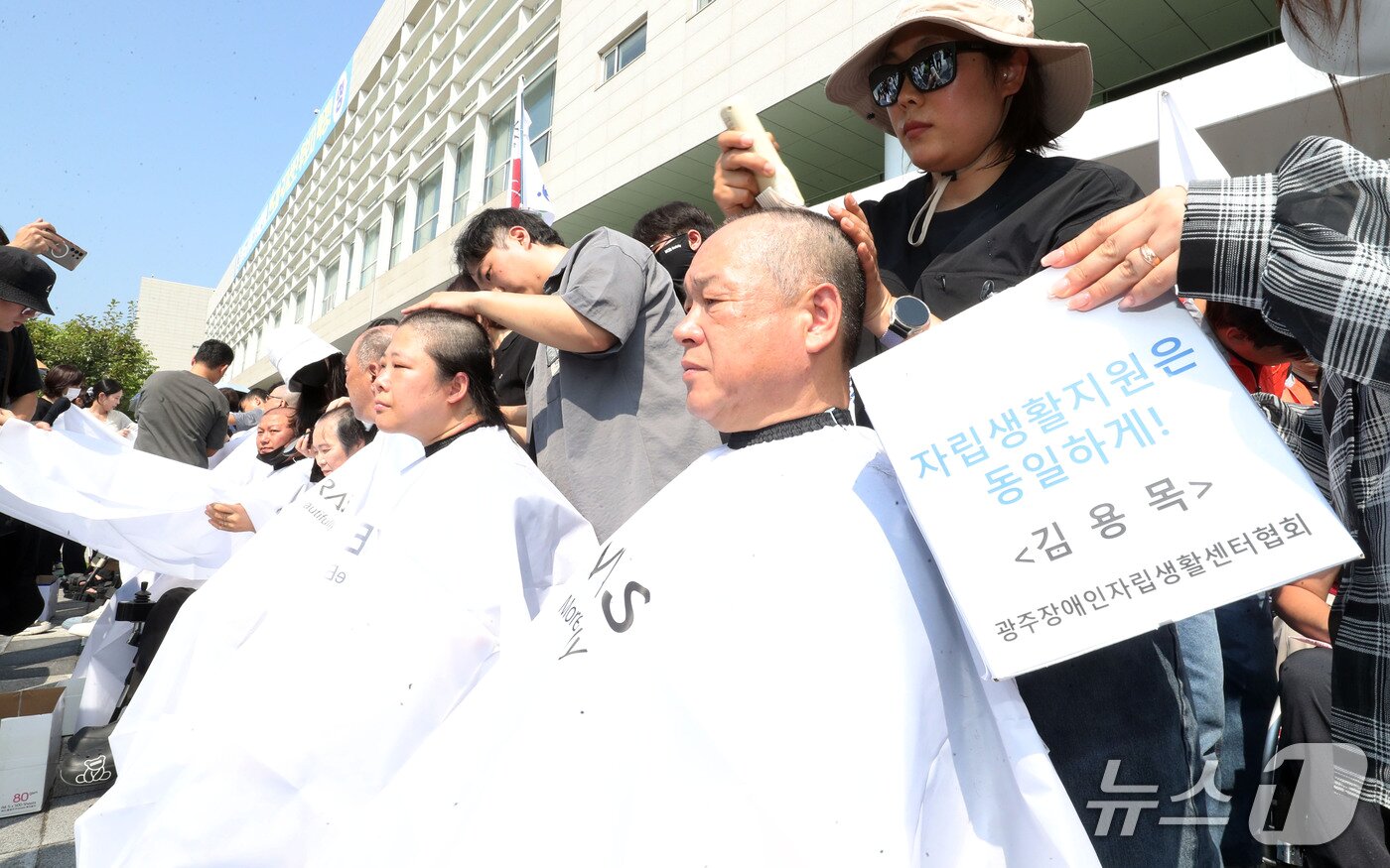 본문 이미지 - 16일 전남광주통합특별시 광주청사 앞에서 광주광역시장애인자립생활센터협회 관계자들이 기자회견을 열고 통합특별시의 동등한 장애인 자립생활 지원체계 마련을 촉구하면서 삭발식을 하고 있다. ⓒ 뉴스1 조수민 기자