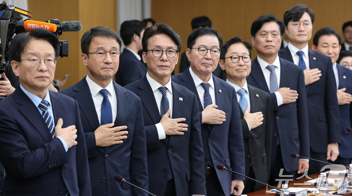 (대전=뉴스1) 김기태 기자 = 김민석 더불어민주당 대표가 16일 대전시청에서 열린 민주당-대전시 예산정책협의회에서 국기에 대한 경례를 하고 있다. 2026.9.16/뉴스1
