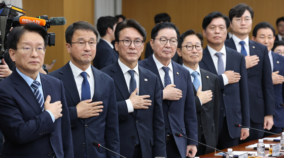 국기에 대한 경례하는 민주당