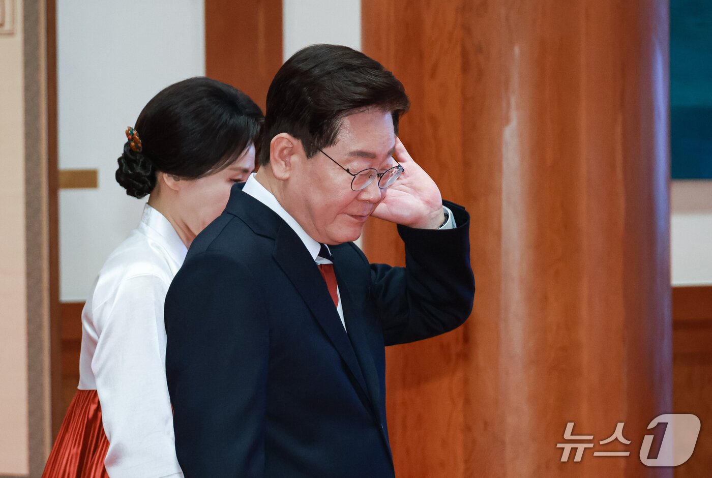 본문 이미지 - 이재명 대통령이 16일 청와대에서 사디르 자파로프 키르기스스탄 대통령을 영접하기 위해 이동하고 있다. 2026.9.16 ⓒ 뉴스1 이재명 기자