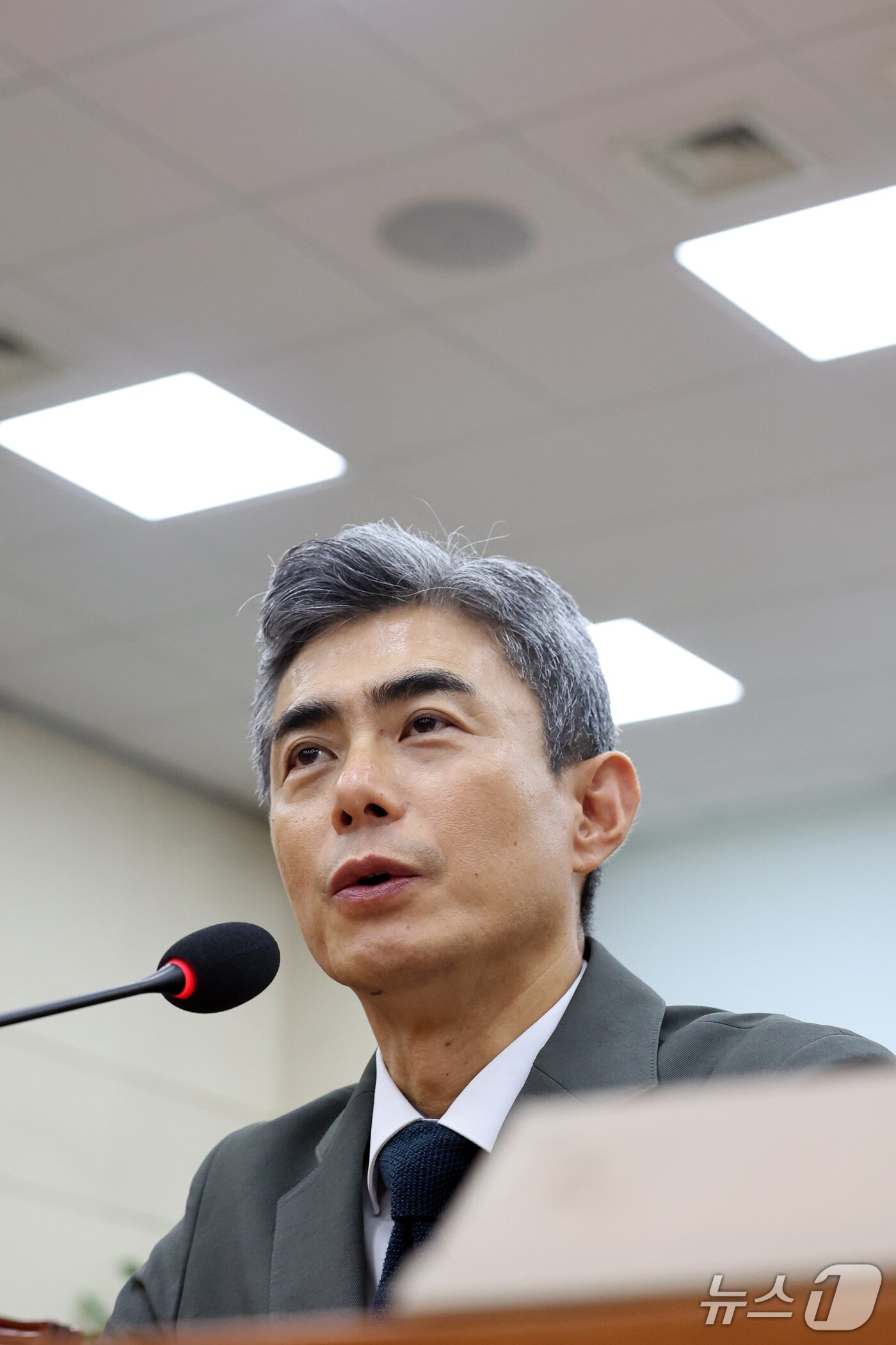 본문 이미지 - 강신철 국방부 장관 후보자가 16일 오전 서울 여의도 국회 국방위원회에서 열린 인사청문회에서 의원 질의에 답하고 있다. 2026.9.16 ⓒ 뉴스1 황기선 기자