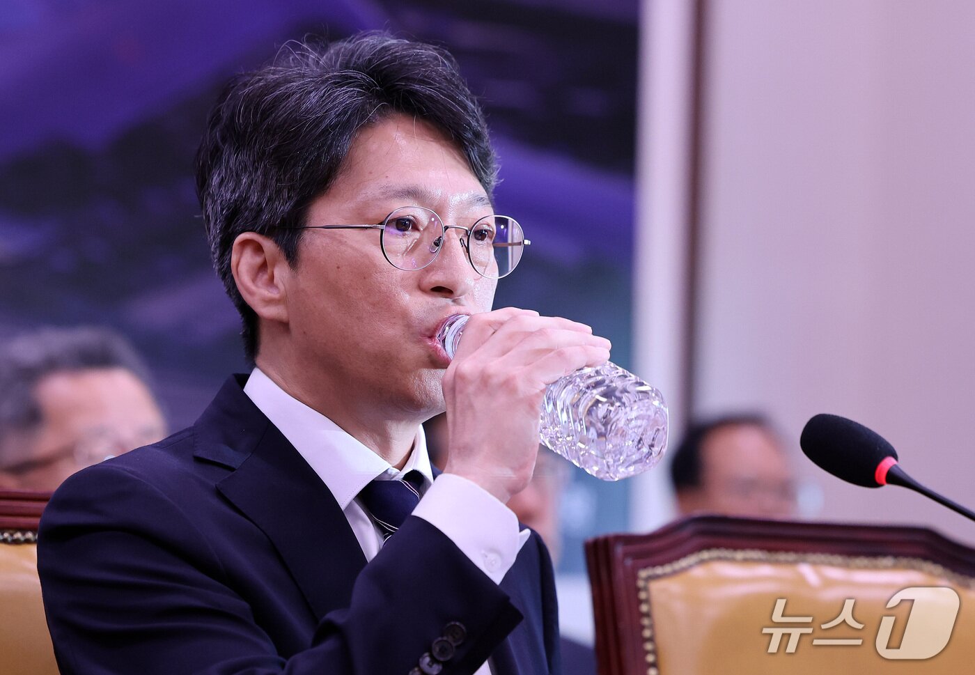 본문 이미지 - 홍지선 국토교통부 장관 후보자가 16일 서울 여의도 국회에서 열린 인사청문회에서 물을 마시고 있다. 2026.9.16 ⓒ 뉴스1 박지혜 기자