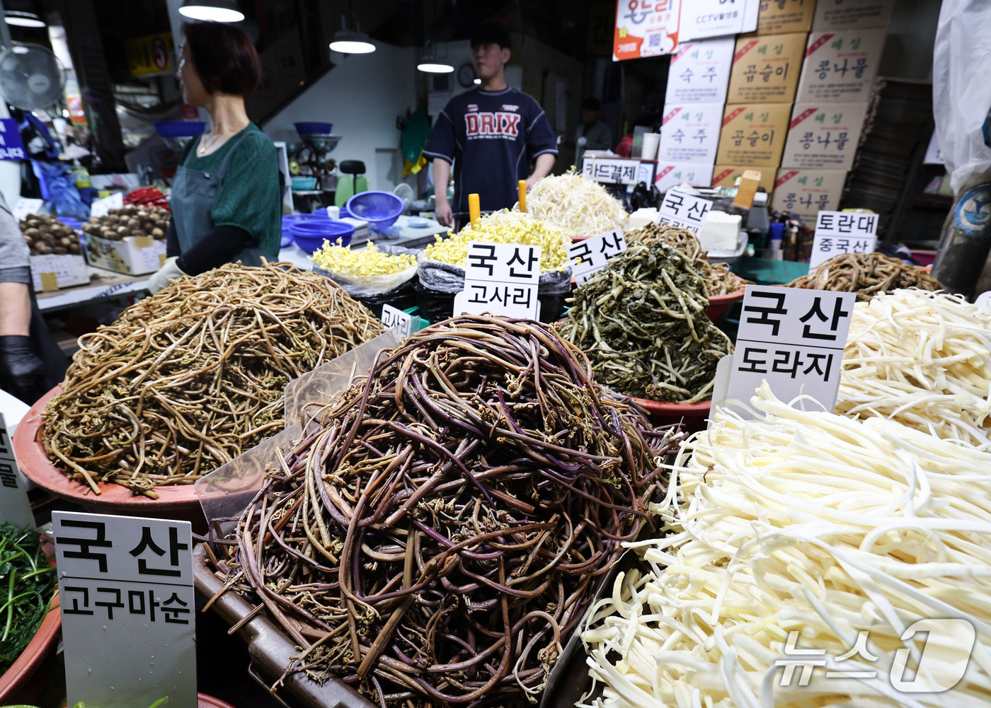 (서울=뉴스1) 이종수 기자 = 한국물가협회에 따르면 올해 추석 차례상 비용은 전통시장 기준 4인 가족 30만3750원으로 지난해보다 4.1% 오른 것으로 조사됐다. 대형마트 구매 …