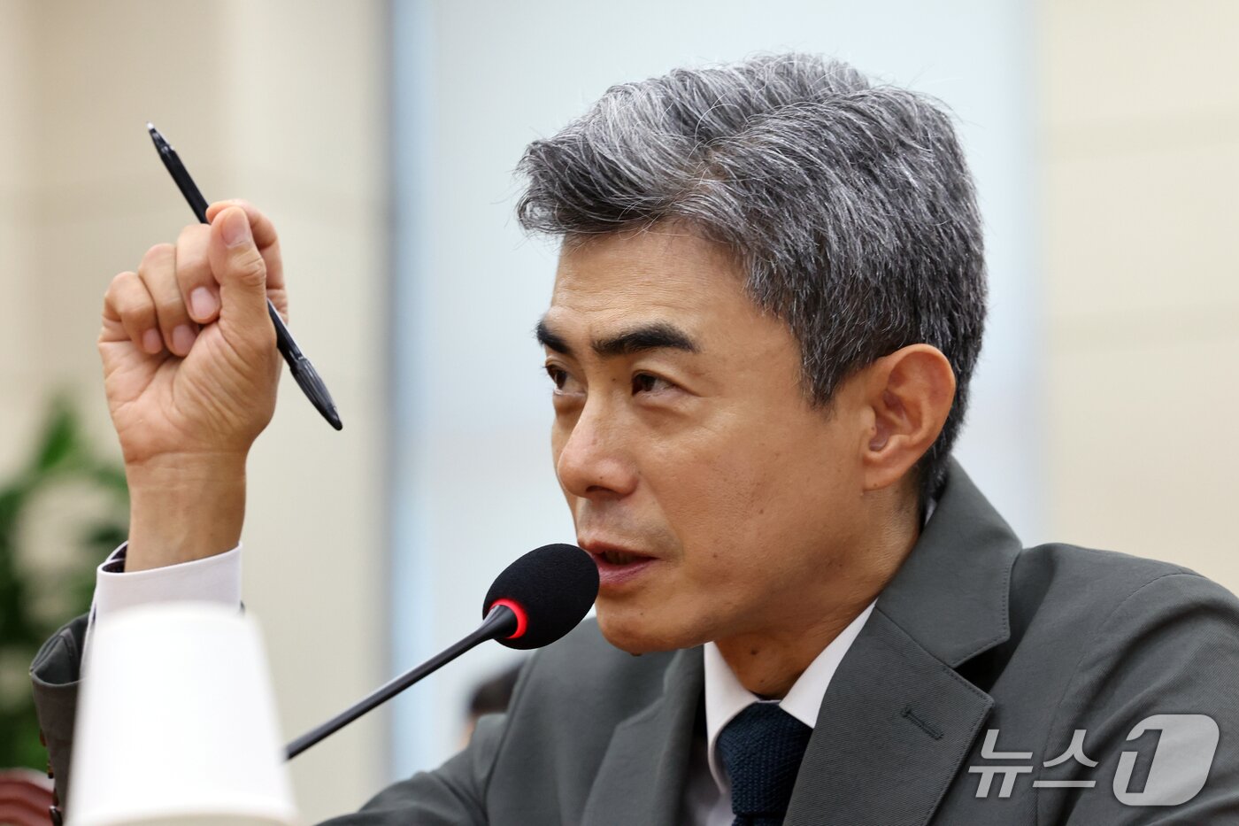 본문 이미지 - 강신철 국방부 장관 후보자가 16일 오전 서울 여의도 국회 국방위원회에서 열린 인사청문회에서 의원 질의에 답하고 있다. 2026.9.16 ⓒ 뉴스1 황기선 기자