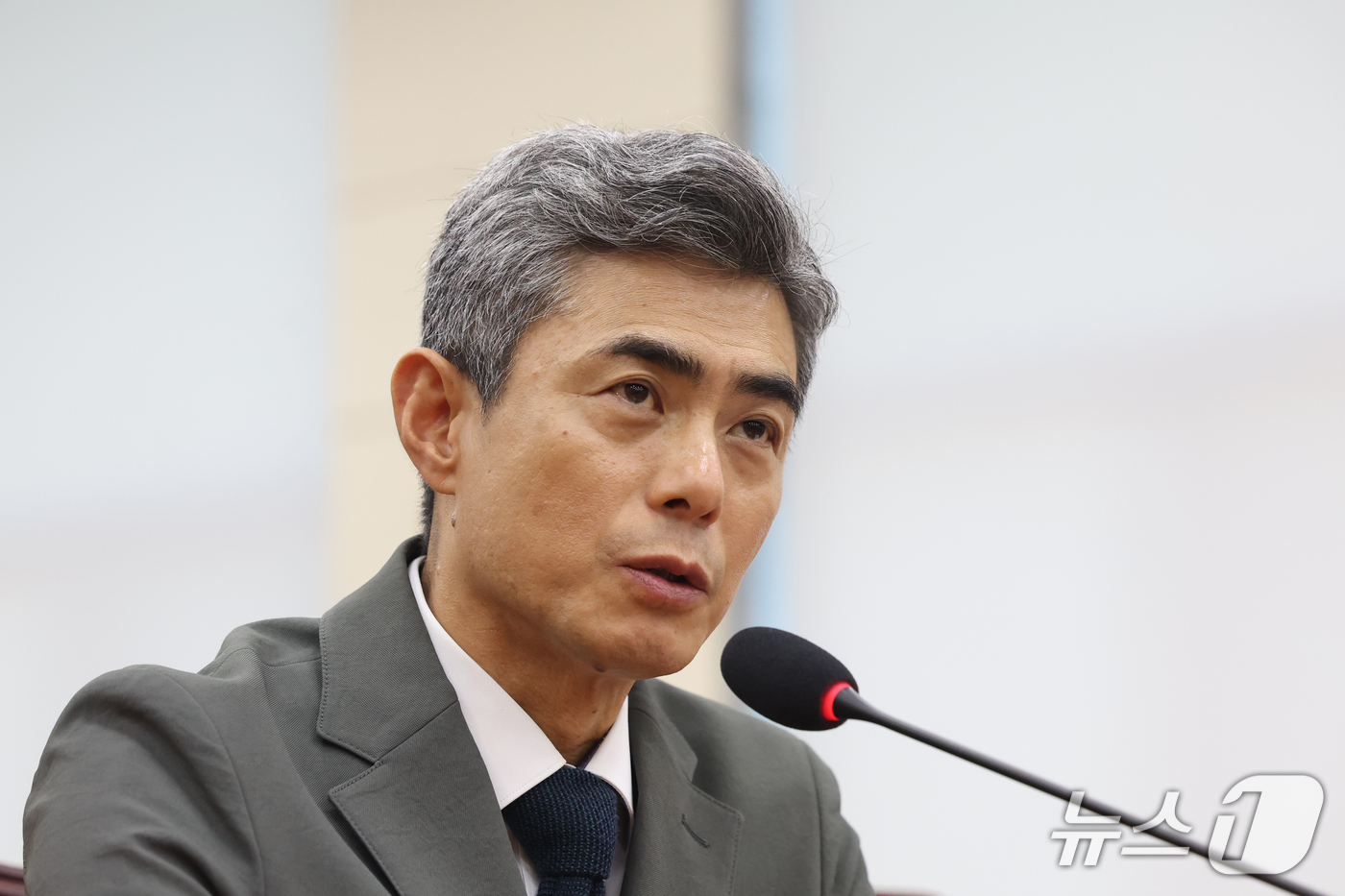 (서울=뉴스1) 황기선 기자 = 강신철 국방부 장관 후보자가 16일 오전 서울 여의도 국회 국방위원회에서 열린 인사청문회에서 의원 질의에 답하고 있다.  2026.9.16/뉴스1