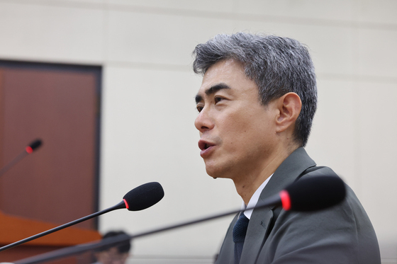 의원 질의에 답하는 강신철 후보자