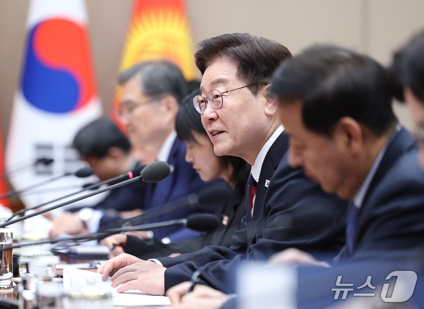 본문 이미지 - 이재명 대통령이 16일 청와대에서 열린 사디르 자파로프 키르기스스탄 대통령과의 정상회담에서 발언하고 있다. 2026.9.16 ⓒ 뉴스1 이재명 기자
