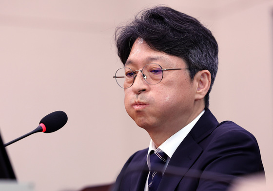 생각에 잠긴 홍지선 국토장관 후보자
