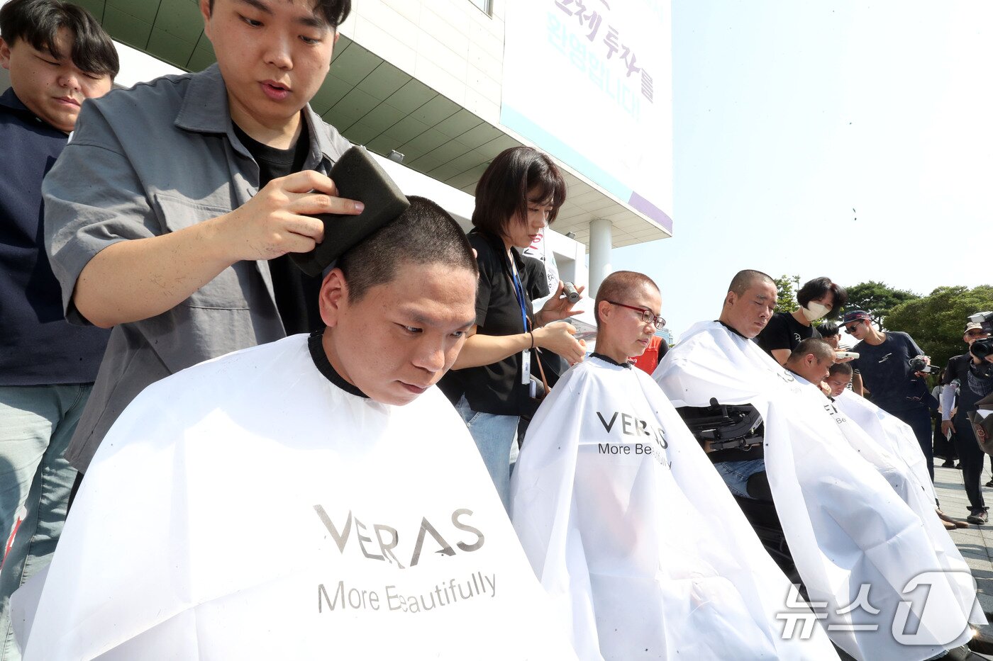 본문 이미지 - 광주광역시장애인자립생활센터협회 관계자들이 16일 전남광주통합특별시 광주청사 앞에서 열린 통합특별시의 동등한 장애인 자립생활 지원체계 마련 촉구 기자회견에서 삭발식을 하고 있다. 2026.9.16 ⓒ 뉴스1 조수민 기자
