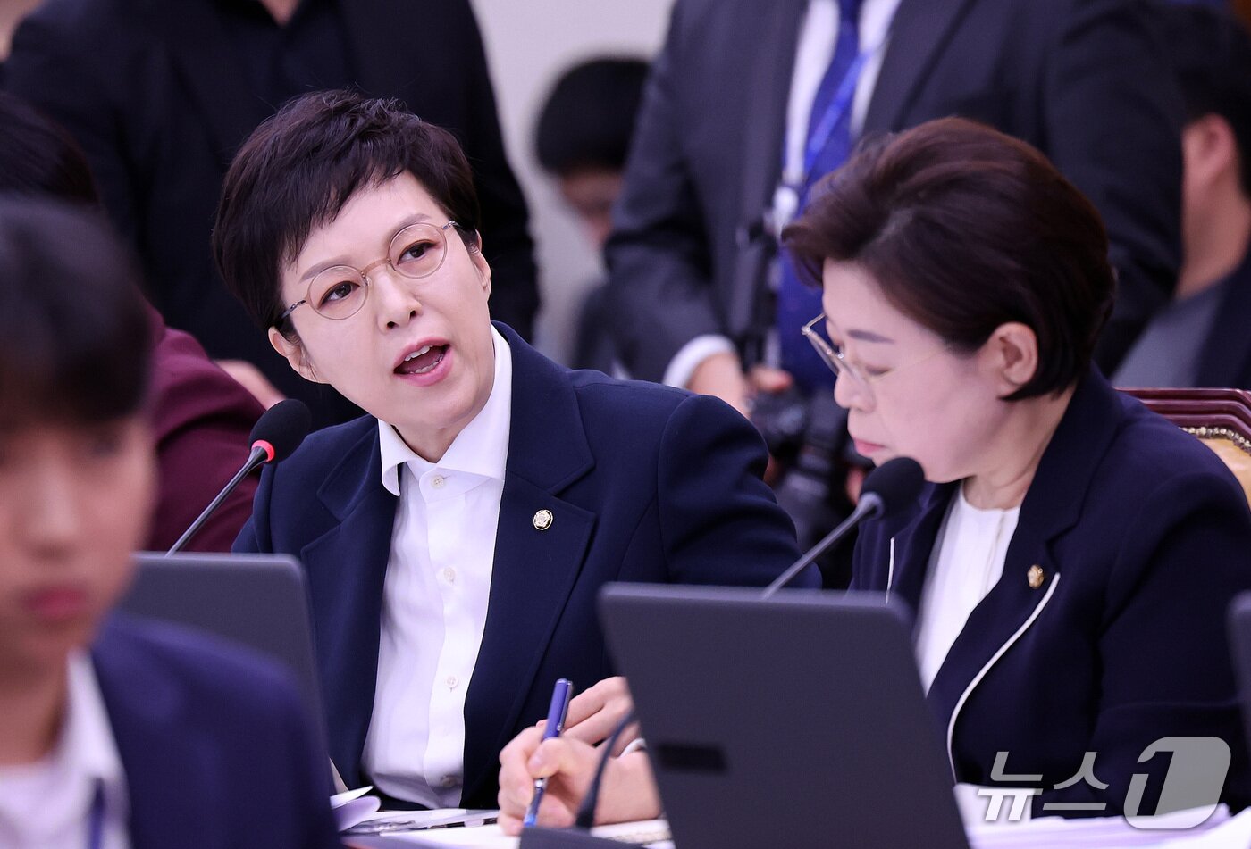 본문 이미지 - 16일 서울 여의도 국회에서 열린 홍지선 국토교통부 장관 후보자 인사청문회에서 김은혜 국민의힘 의원이 질의하고 있다. 2026.9.16 ⓒ 뉴스1 박지혜 기자