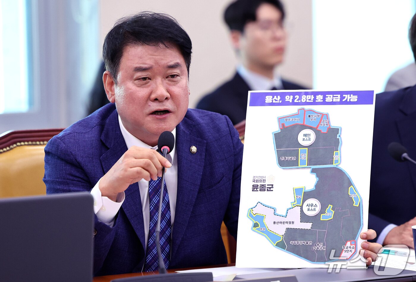 본문 이미지 - 16일 서울 여의도 국회에서 열린 홍지선 국토교통부 장관 후보자 인사청문회에서 윤종군 더불의민주당 의원이 질의하고 있다. 2026.9.16 ⓒ 뉴스1 박지혜 기자