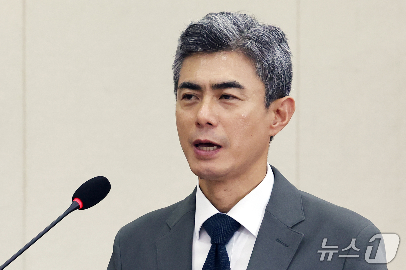 (서울=뉴스1) 황기선 기자 = 강신철 국방부 장관 후보자가 16일 오전 서울 여의도 국회 국방위원회에서 열린 인사청문회에서 인사말을 하고 있다.  2026.9.16/뉴스1