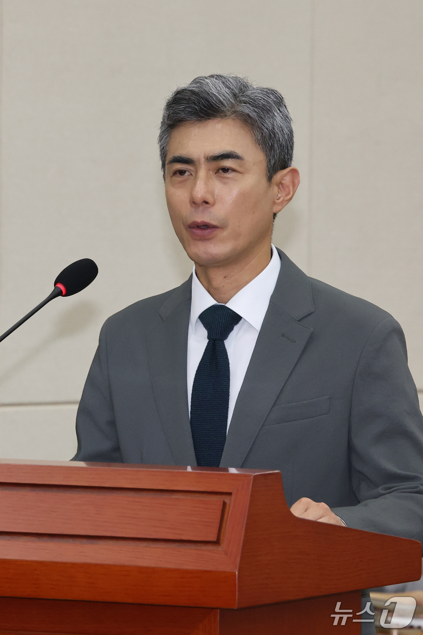 (서울=뉴스1) 황기선 기자 = 강신철 국방부 장관 후보자가 16일 오전 서울 여의도 국회 국방위원회에서 열린 인사청문회에서 인사말을 하고 있다.  2026.9.16/뉴스1
